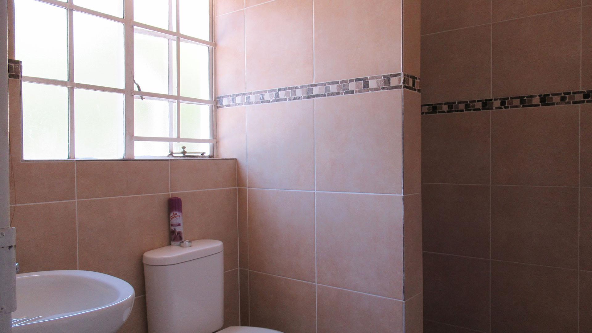 Main Bathroom - 5 square meters of property in Paulshof