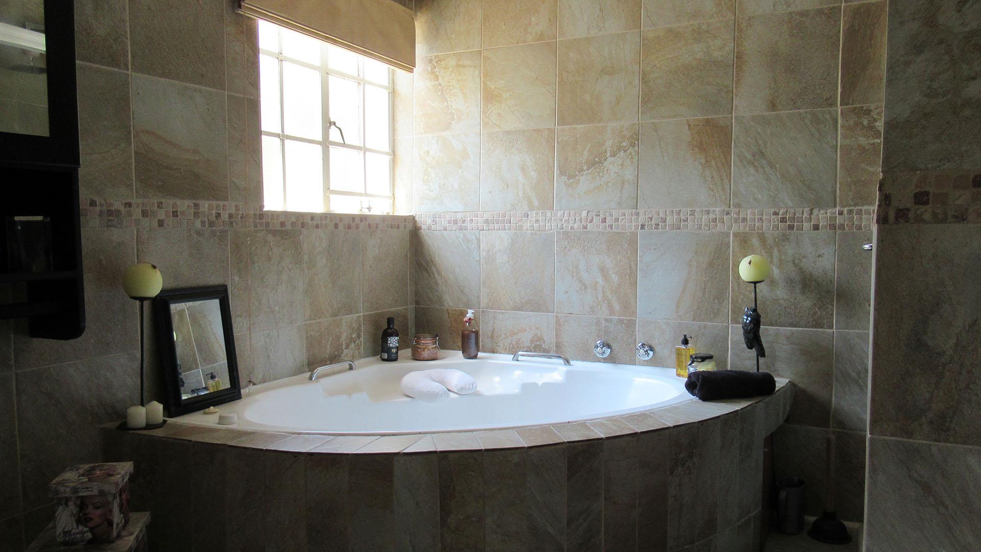 Bathroom 1 - 14 square meters of property in Paulshof