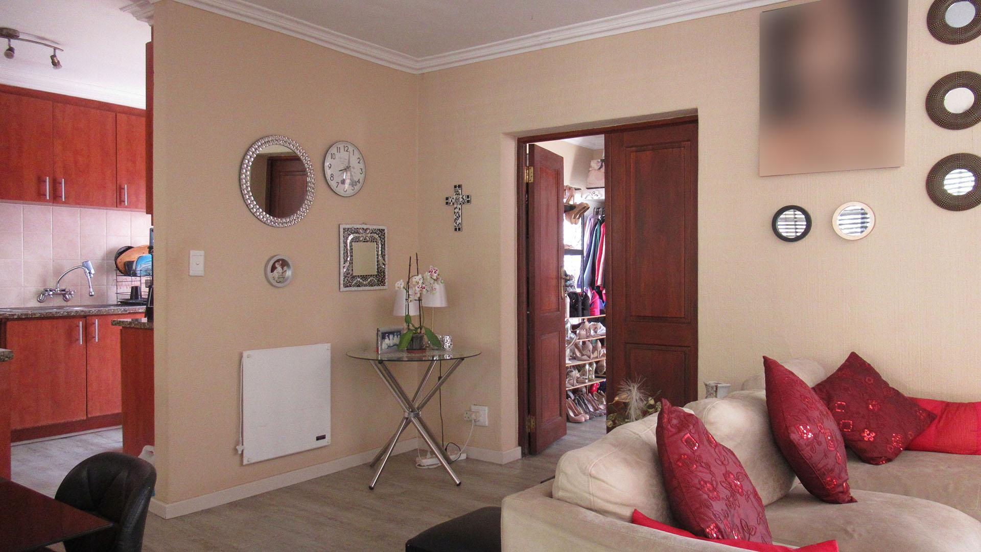 Lounges - 34 square meters of property in Paulshof