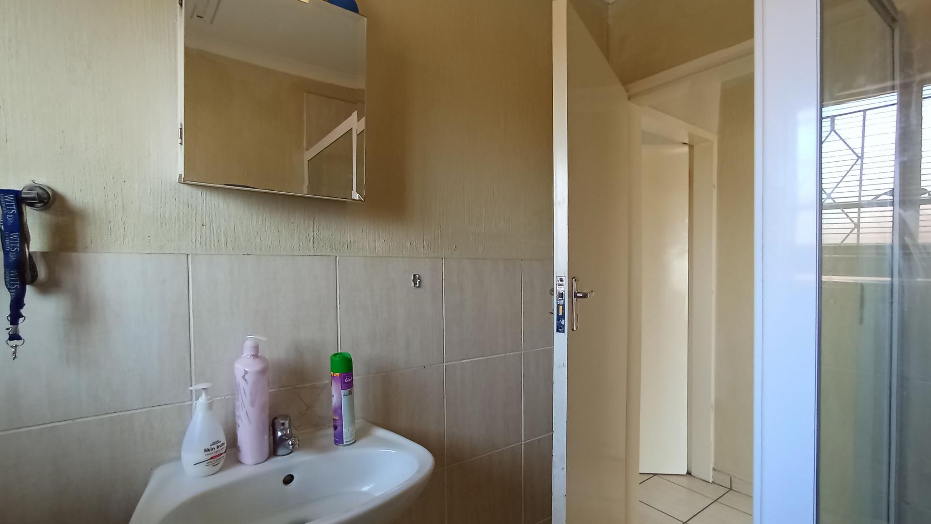 Bathroom 1 - 6 square meters of property in Rosettenville