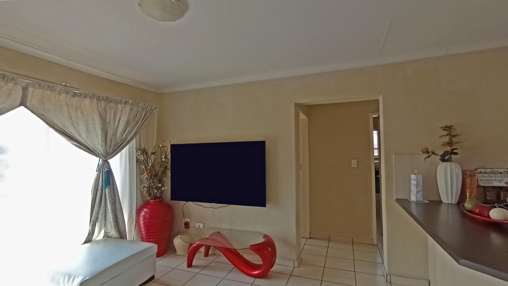 Lounges - 15 square meters of property in Rosettenville