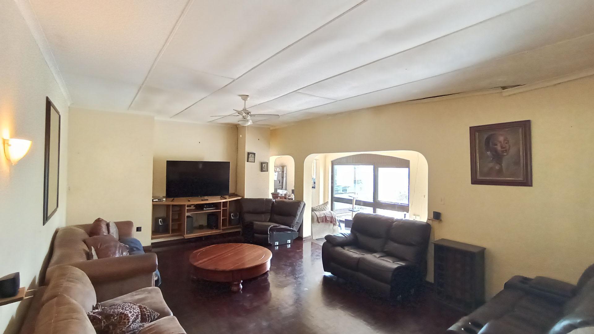 Lounges - 45 square meters of property in Amanzimtoti 