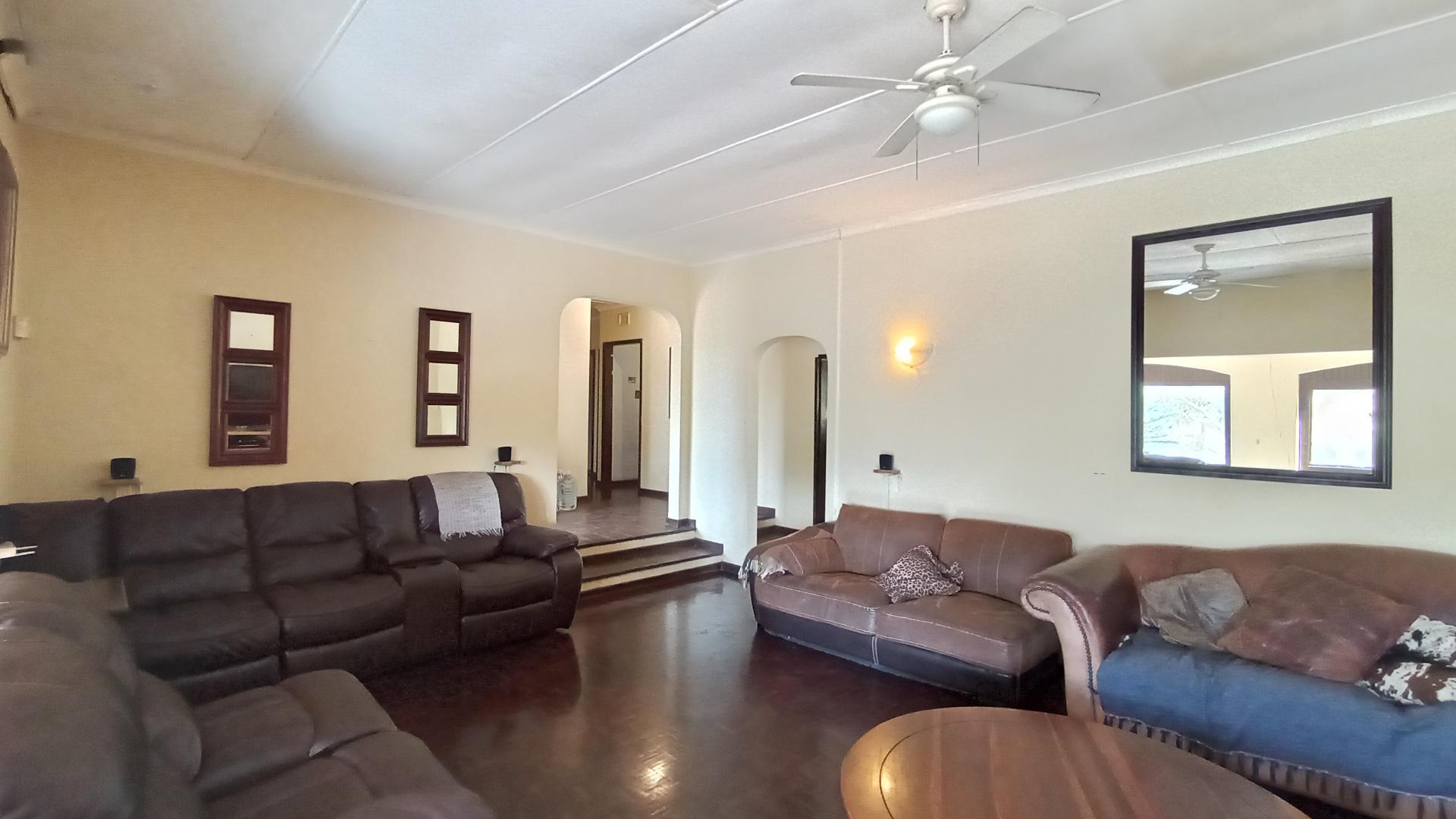 Lounges - 45 square meters of property in Amanzimtoti 