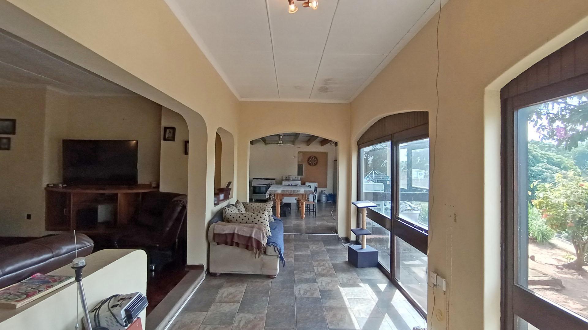 Dining Room - 26 square meters of property in Amanzimtoti 