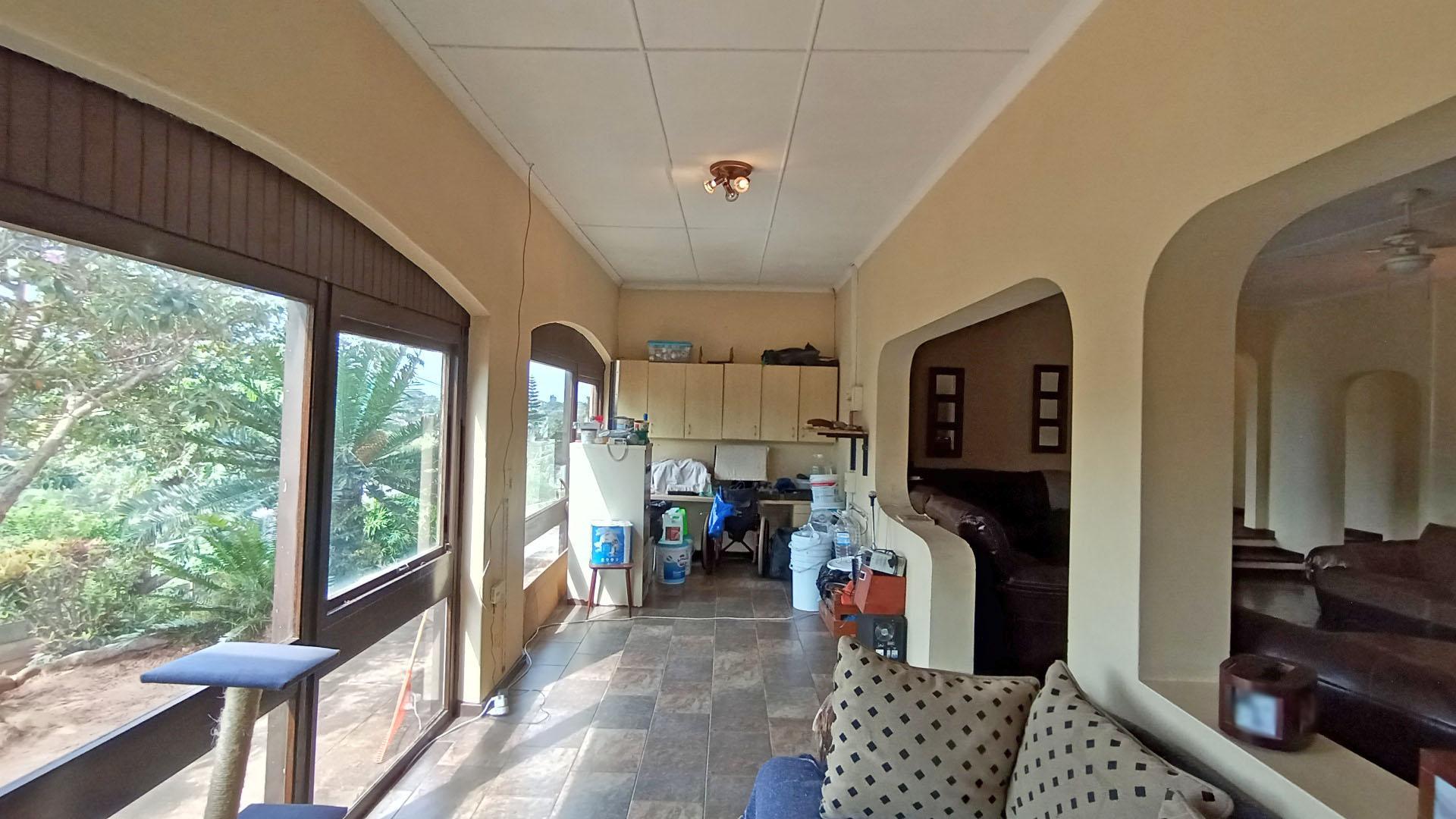Dining Room - 26 square meters of property in Amanzimtoti 