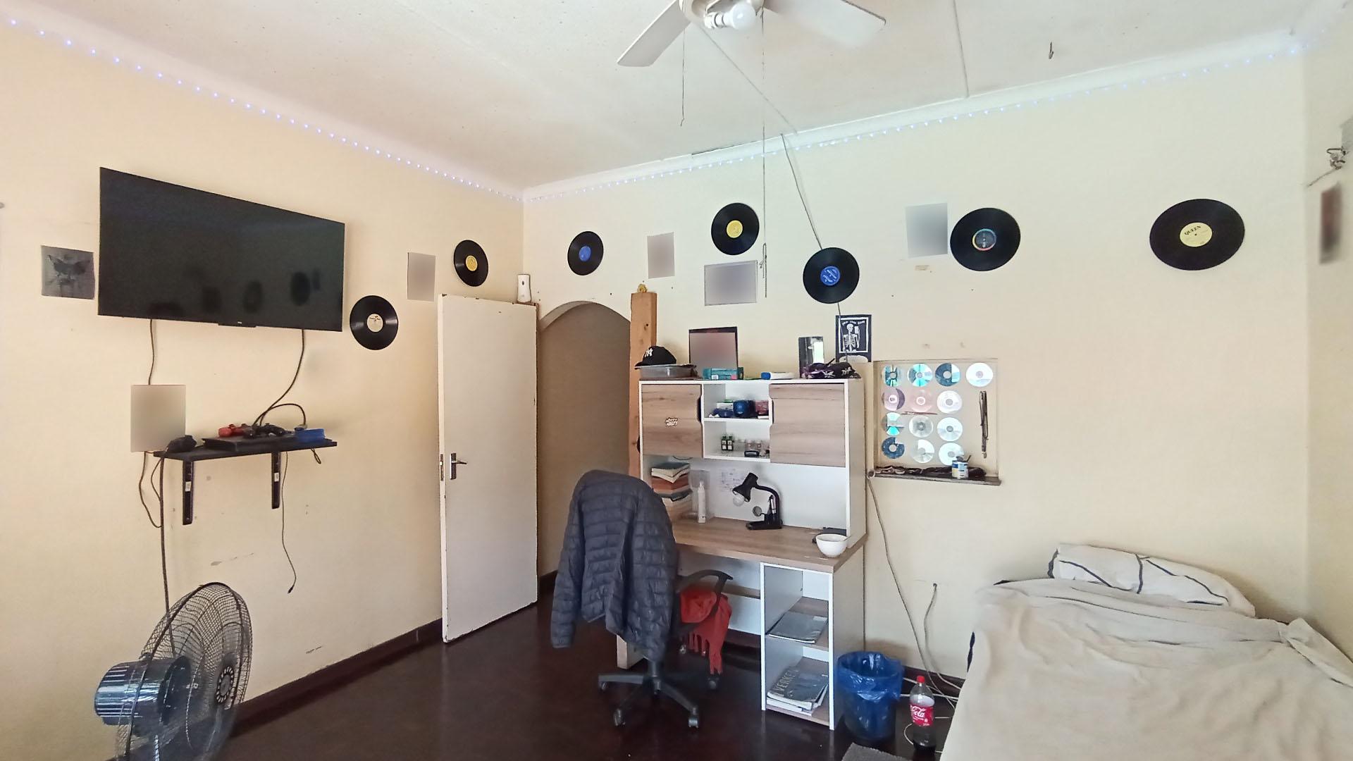 Bed Room 1 - 23 square meters of property in Amanzimtoti 