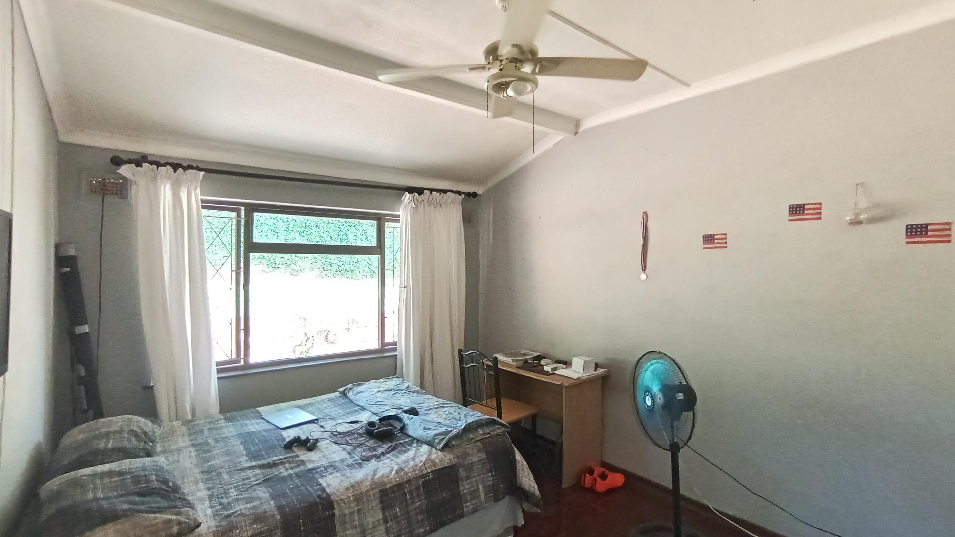 Bed Room 2 - 19 square meters of property in Amanzimtoti 