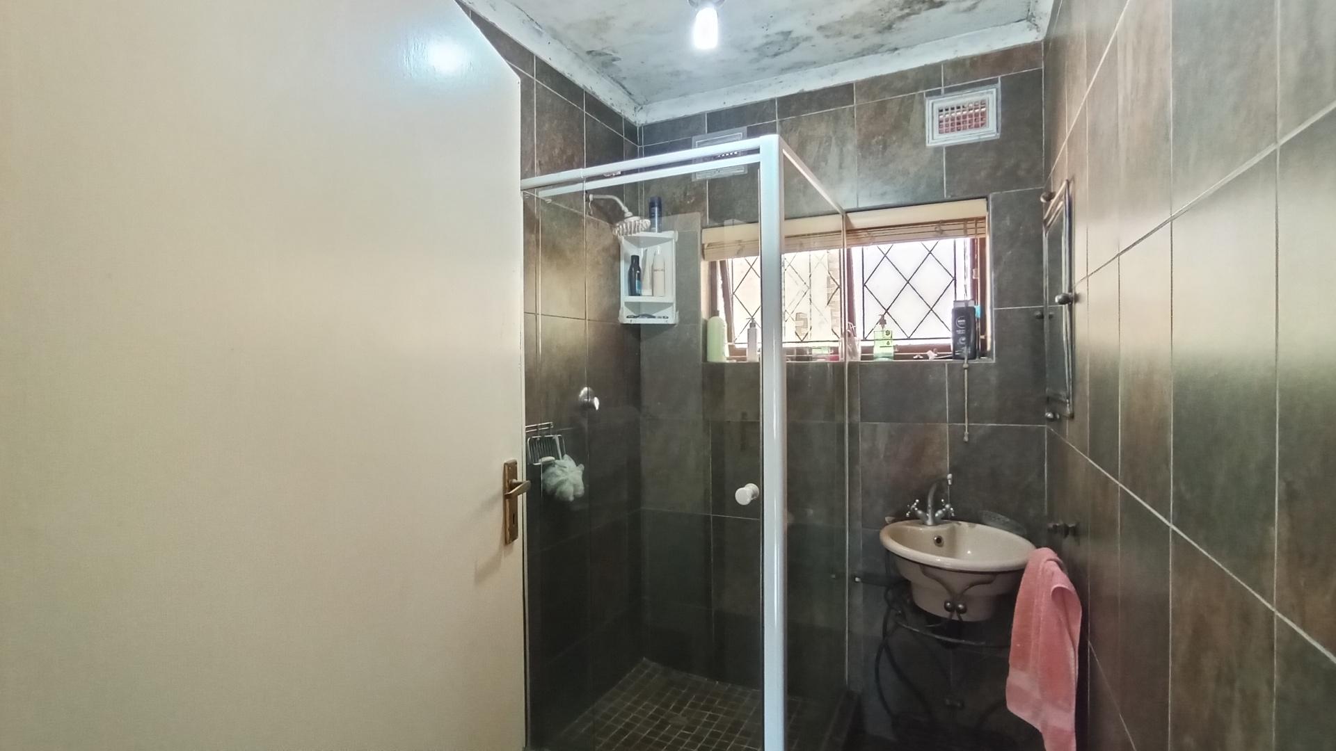 Bathroom 1 - 14 square meters of property in Amanzimtoti 