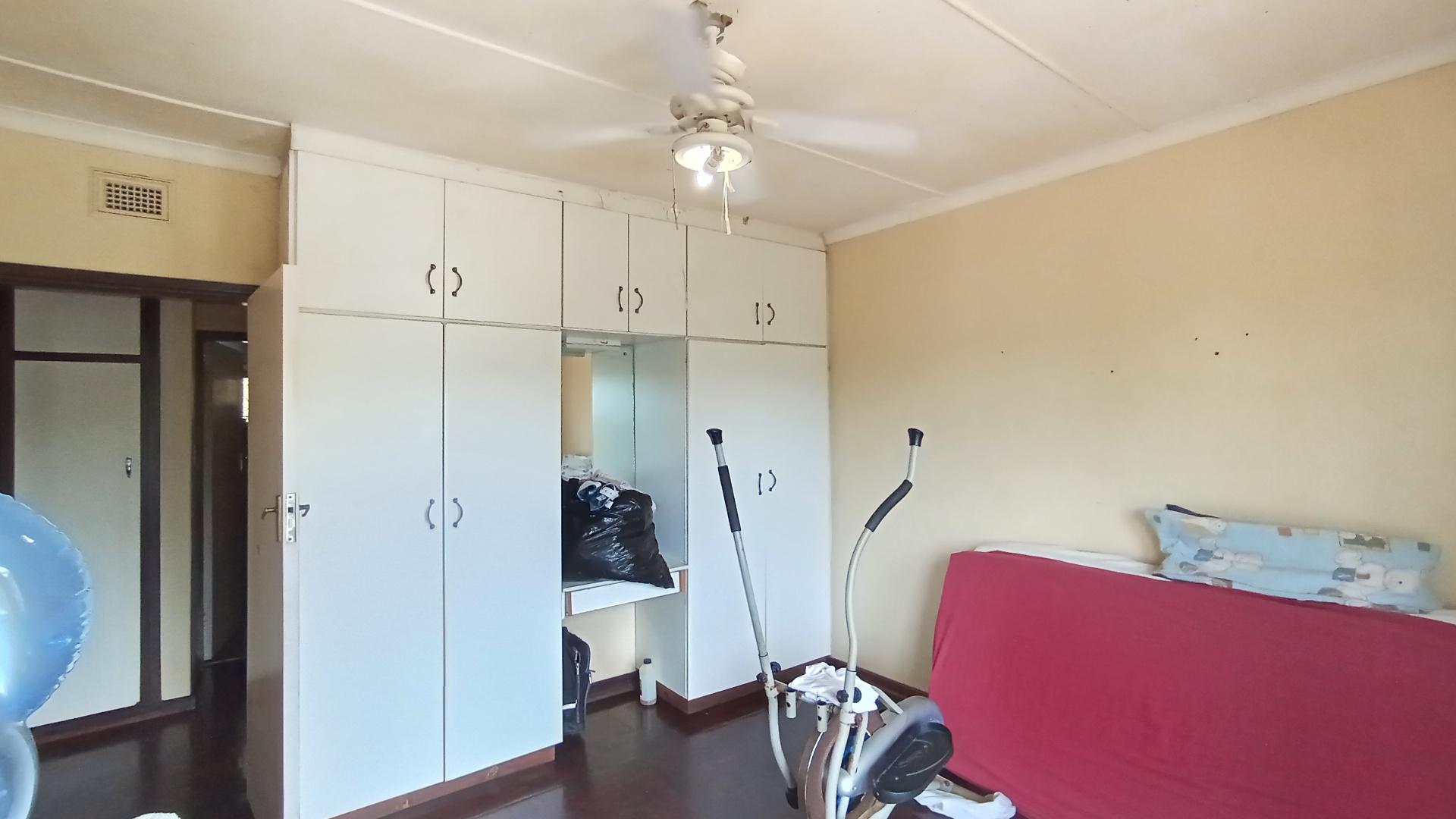 Bed Room 3 - 21 square meters of property in Amanzimtoti 