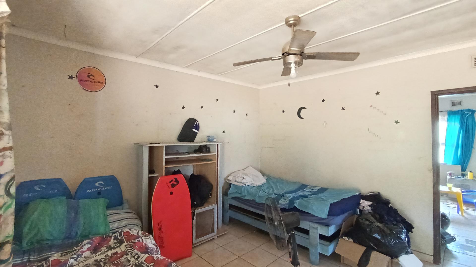 Flatlet - 128 square meters of property in Amanzimtoti 