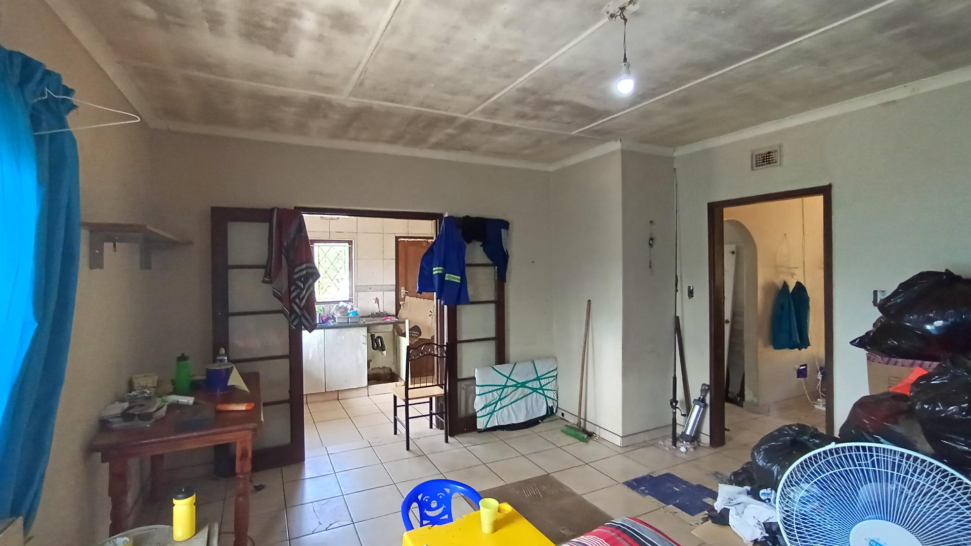 Flatlet - 128 square meters of property in Amanzimtoti 