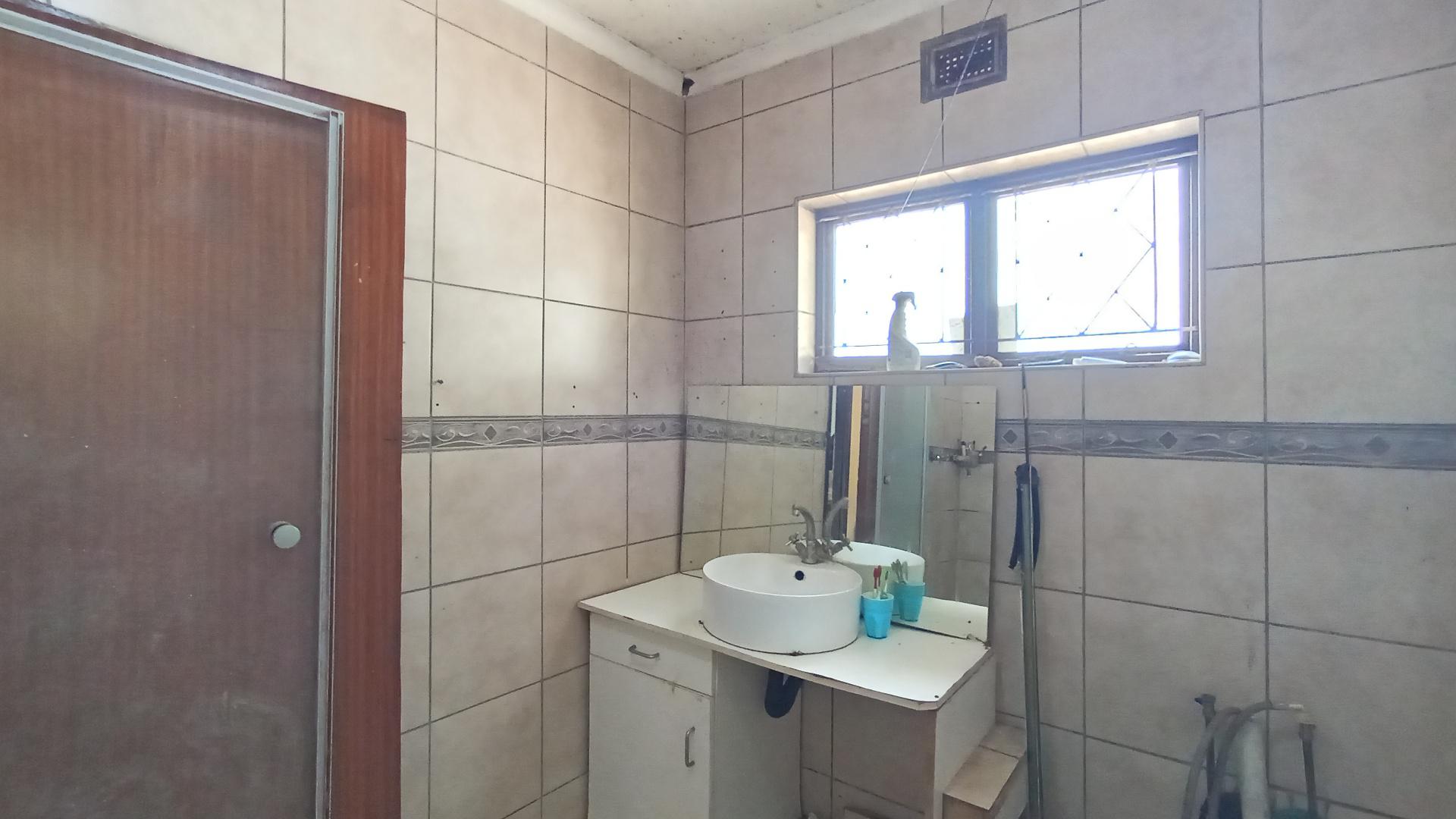 Bathroom 2 - 9 square meters of property in Amanzimtoti 