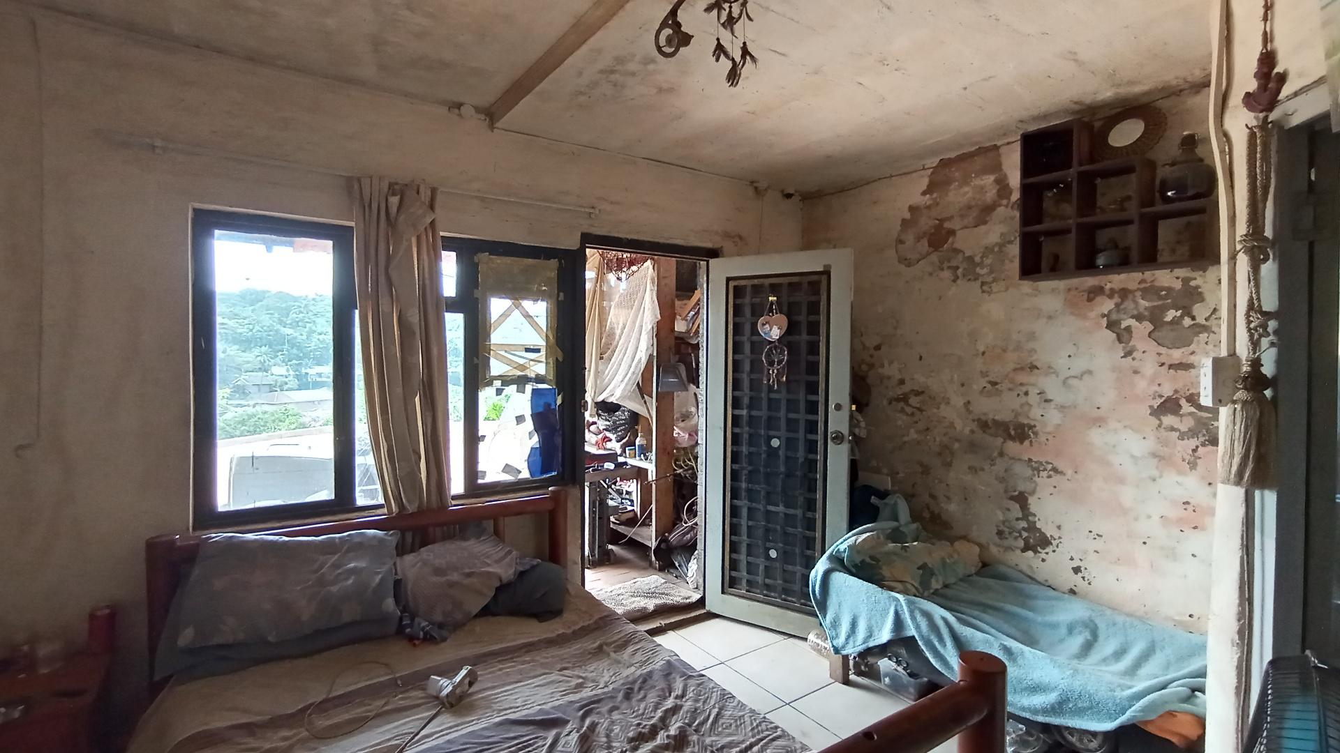 Flatlet - 128 square meters of property in Amanzimtoti 