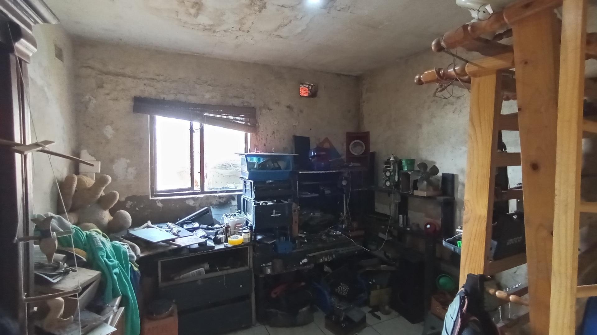 Flatlet - 128 square meters of property in Amanzimtoti 