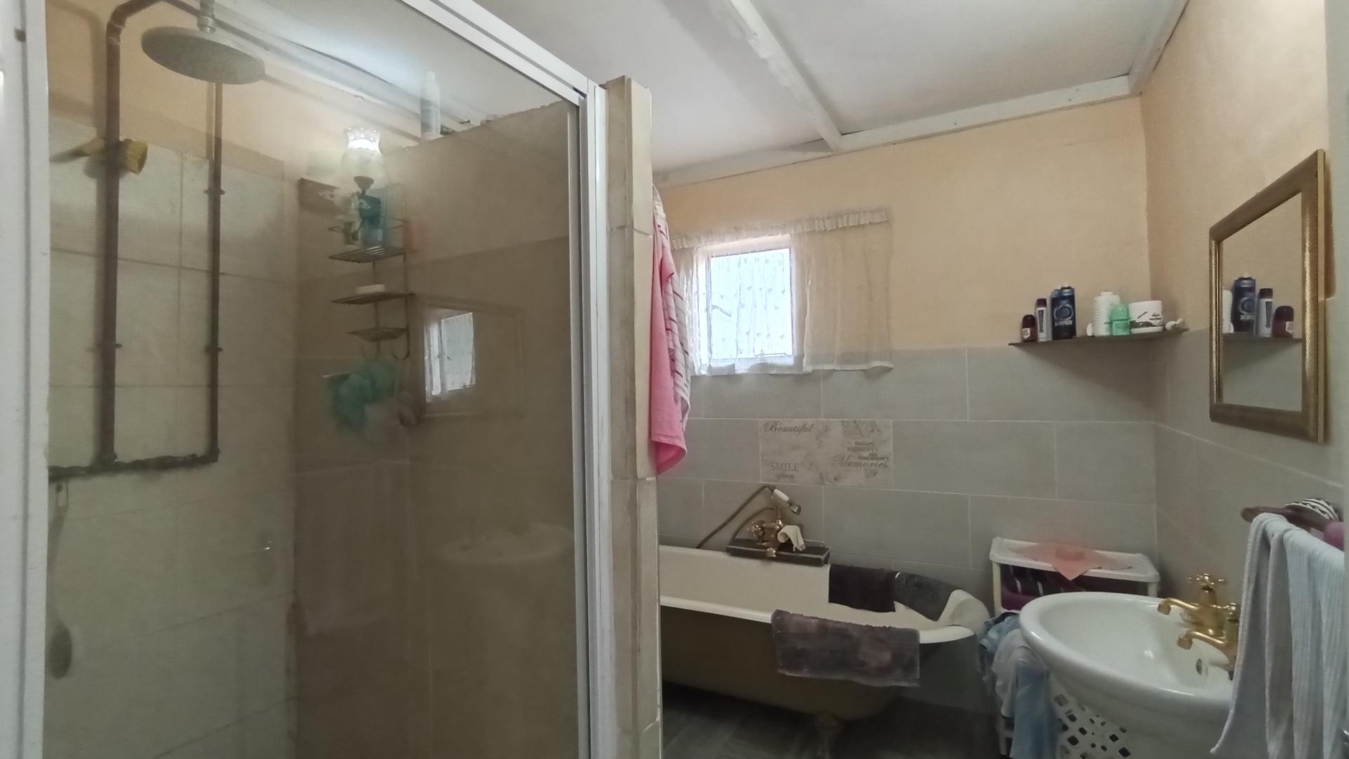 Bathroom 1 - 14 square meters of property in Amanzimtoti 