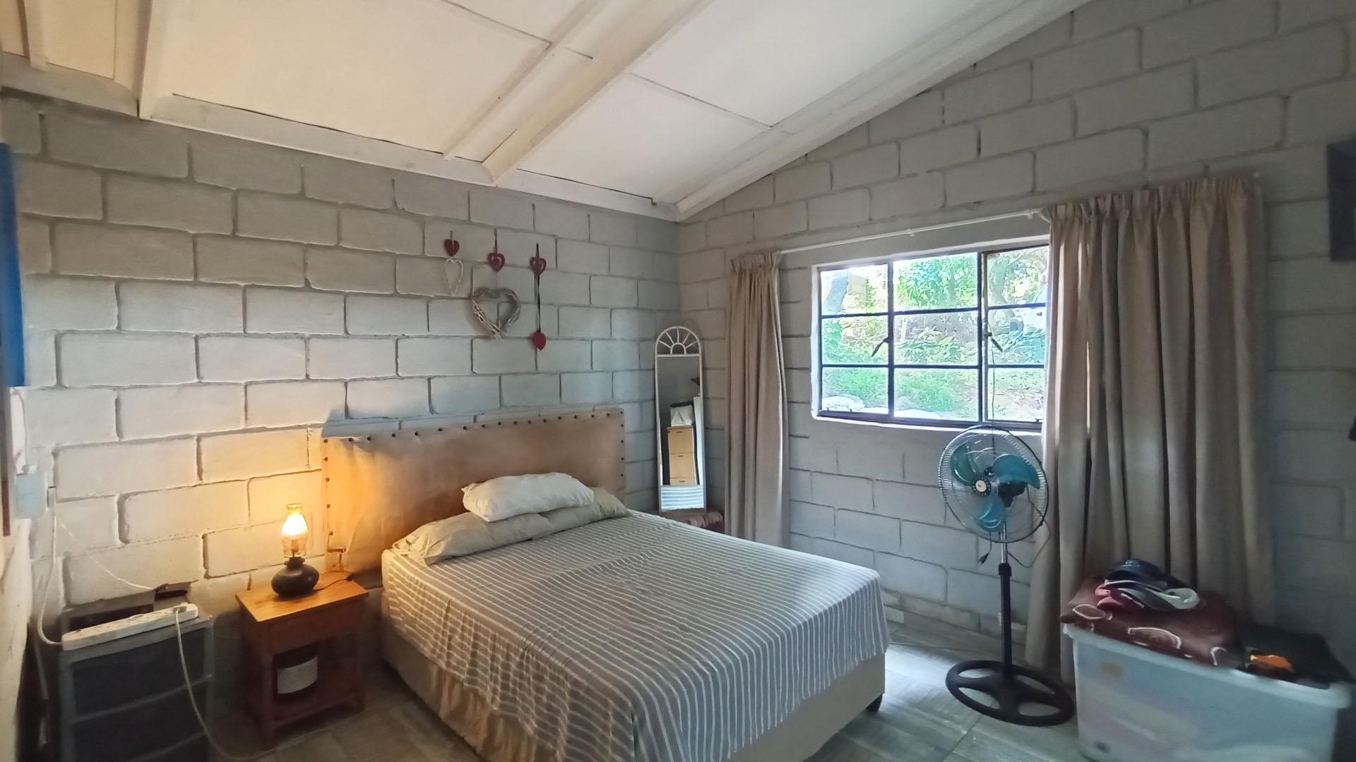 Flatlet - 128 square meters of property in Amanzimtoti 