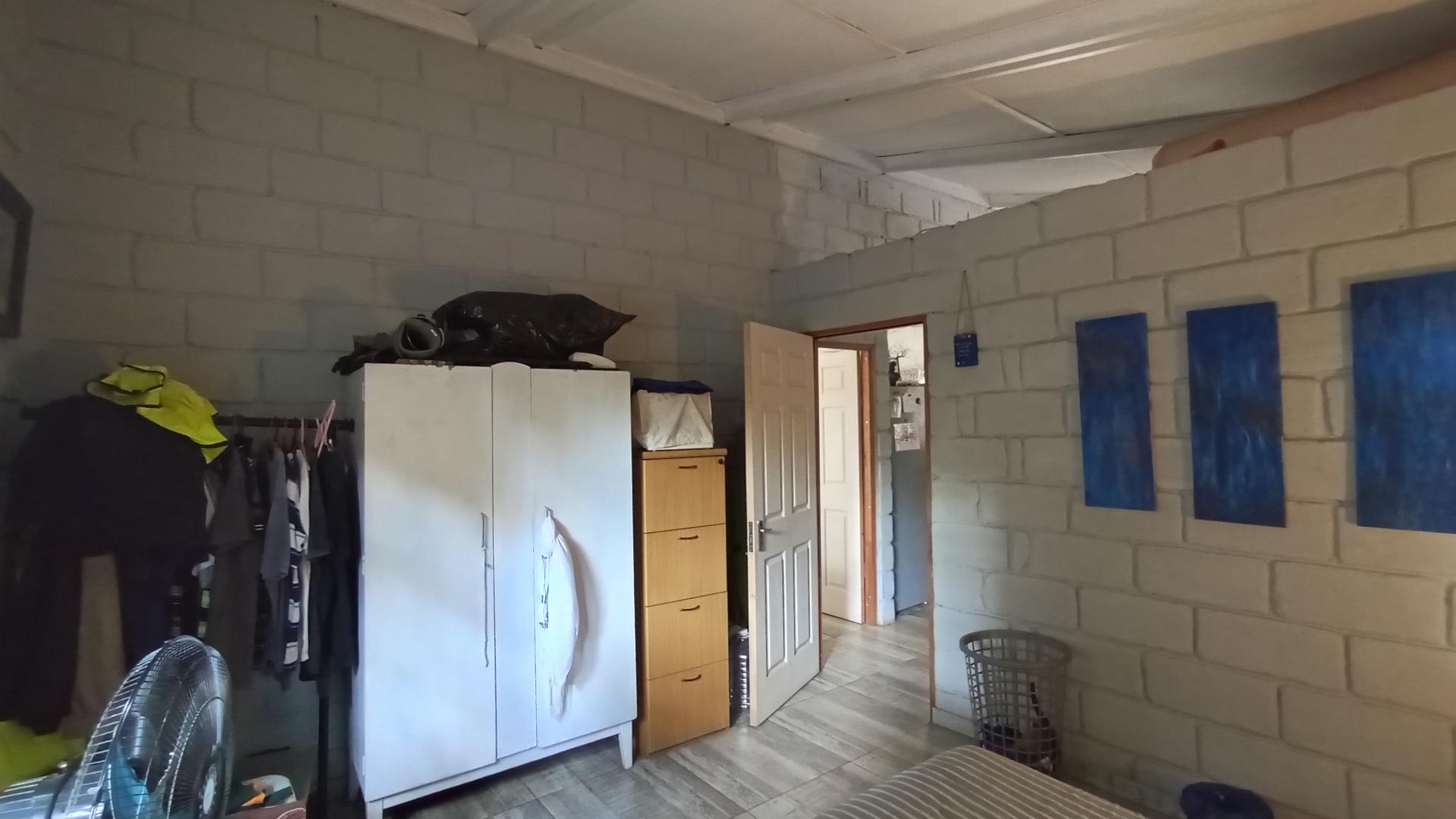 Flatlet - 128 square meters of property in Amanzimtoti 