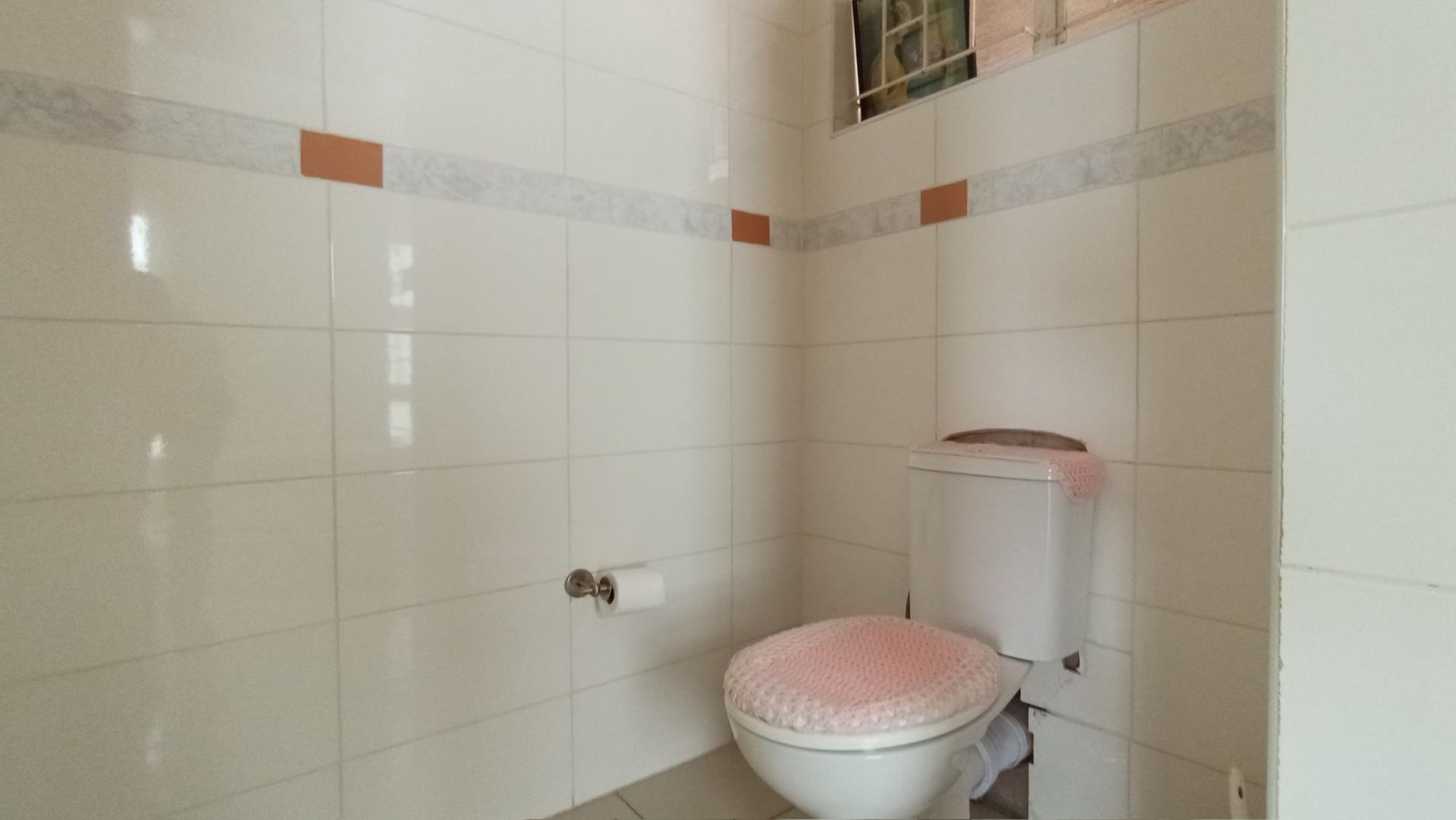 Bathroom 2 - 12 square meters of property in Sunnyrock