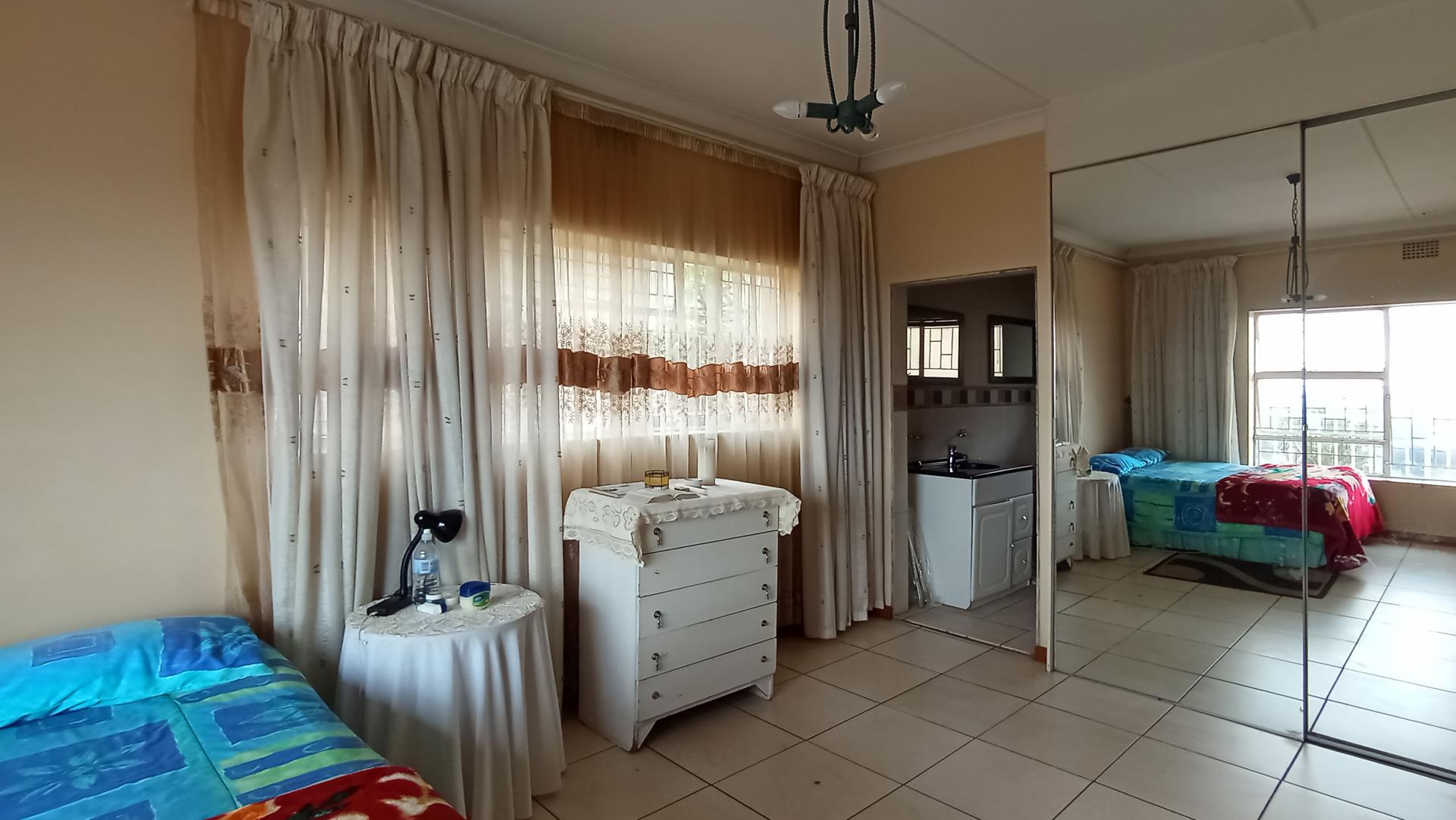Main Bedroom of property in Sunnyrock