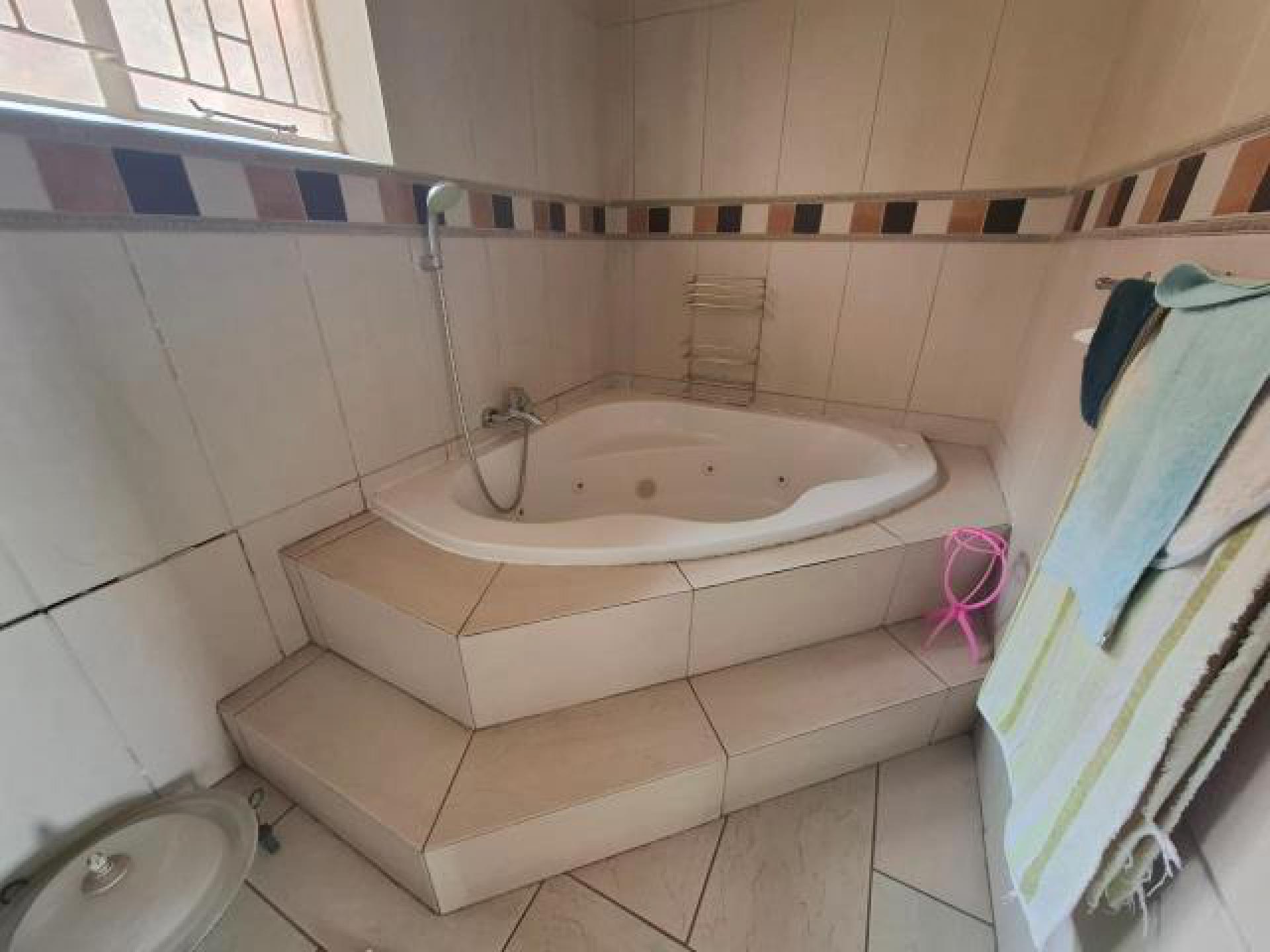 Main Bathroom of property in Sunnyrock