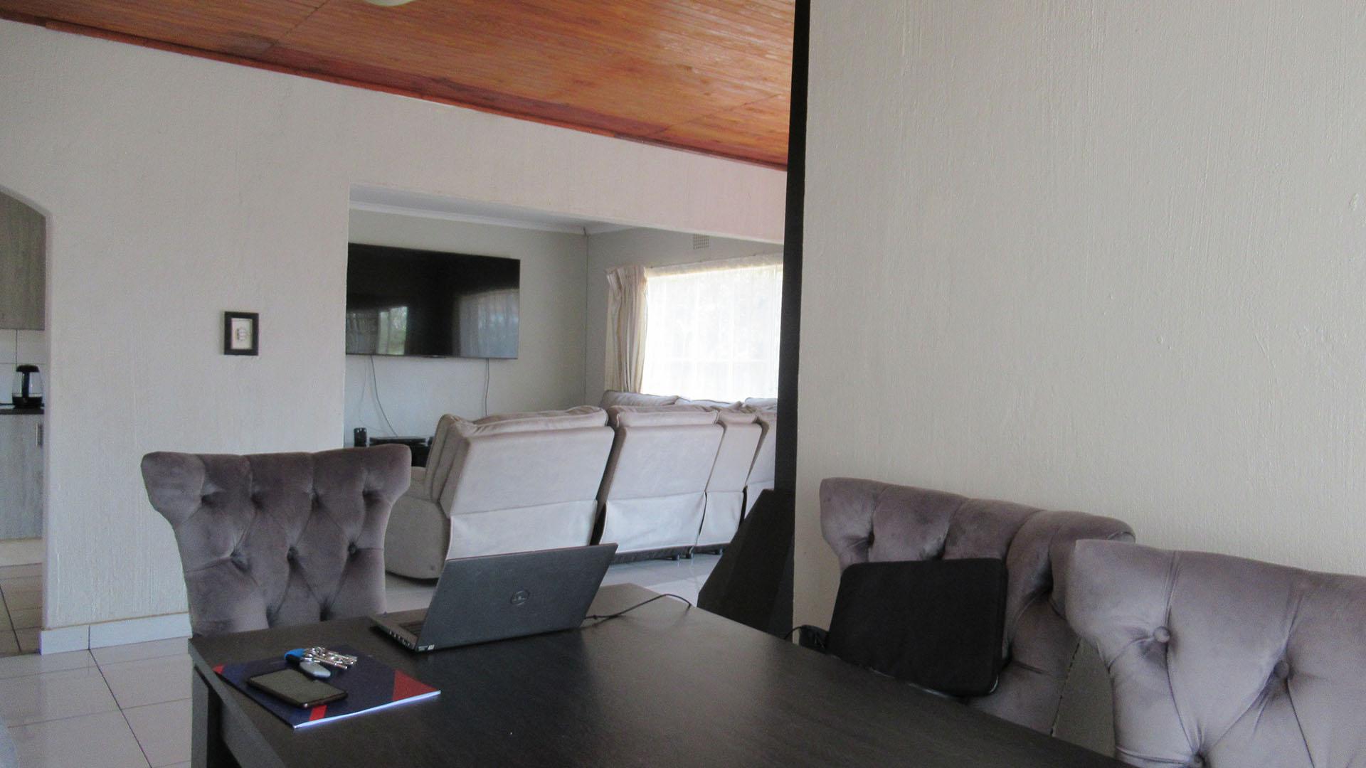 Dining Room - 15 square meters of property in Wilropark