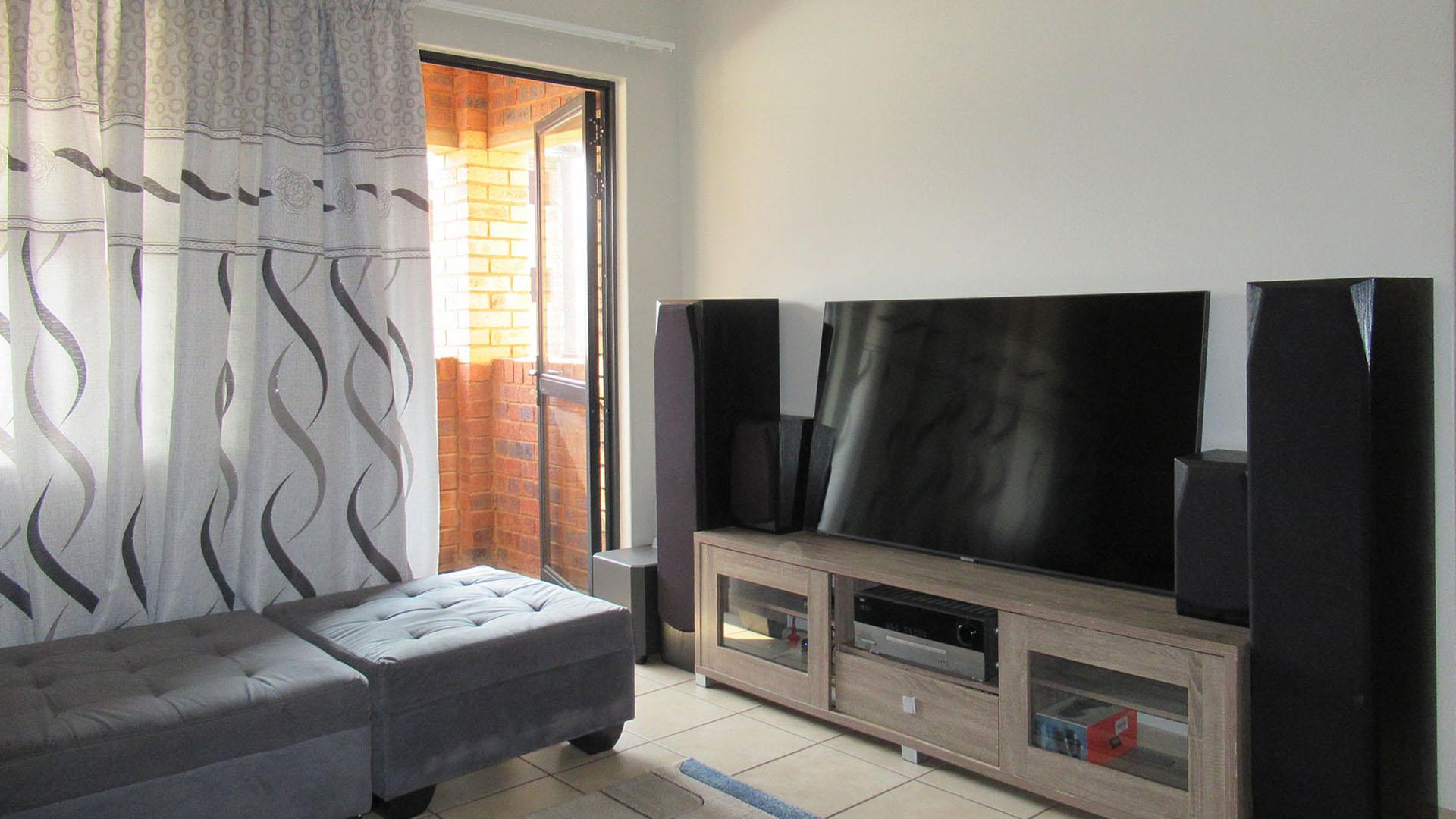 Lounges - 12 square meters of property in Alveda