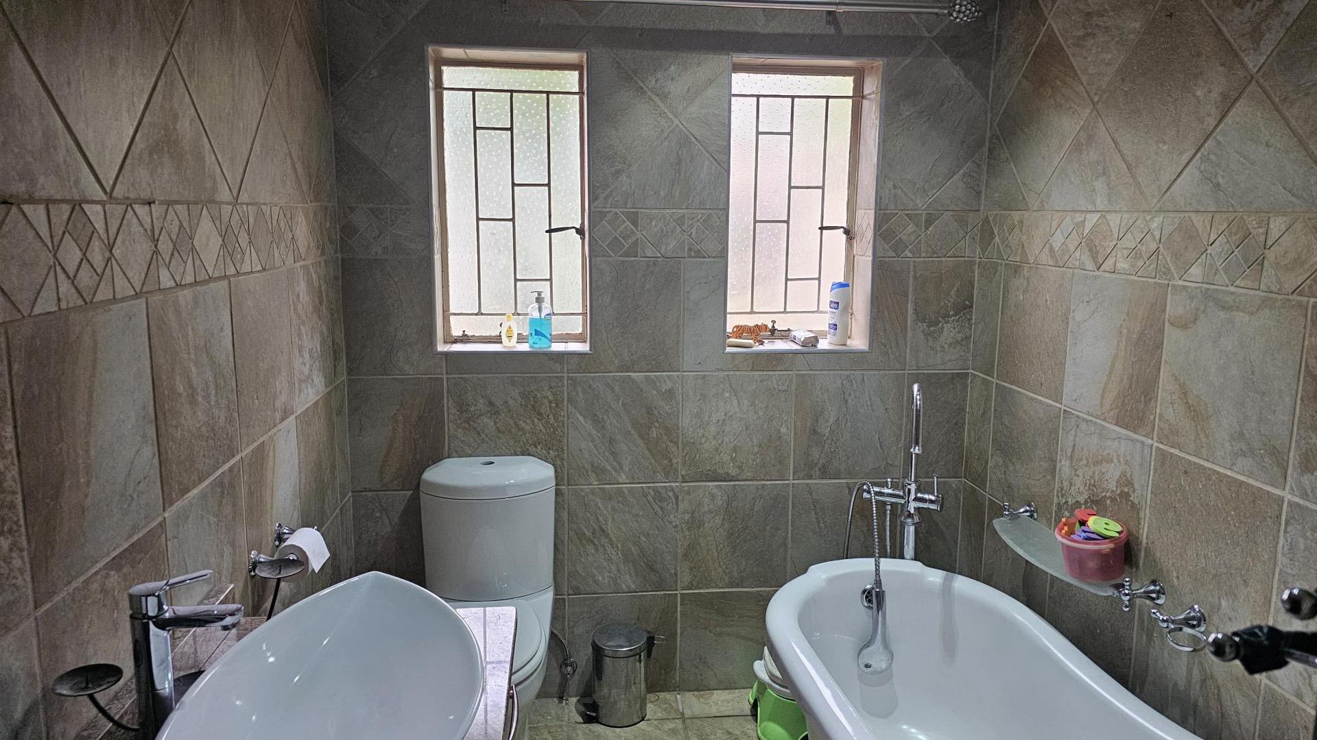 Bathroom 2 of property in Miederpark