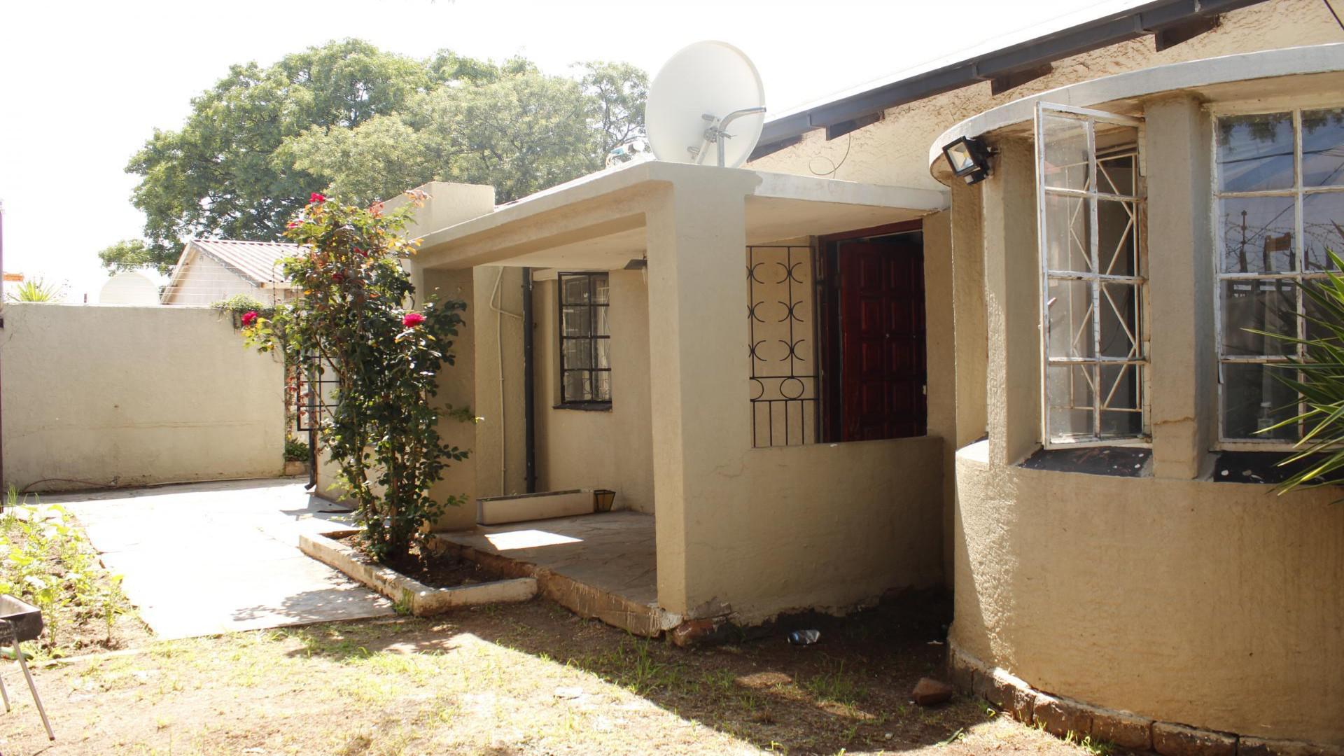 Front View of property in Bezuidenhout Valley