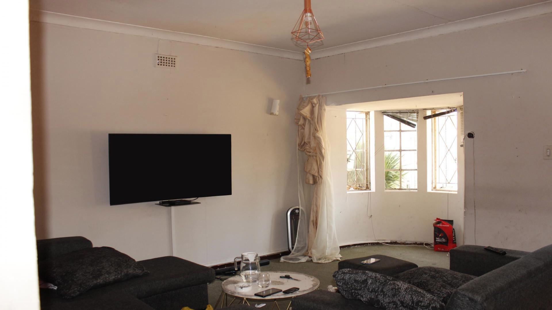 Lounges of property in Bezuidenhout Valley