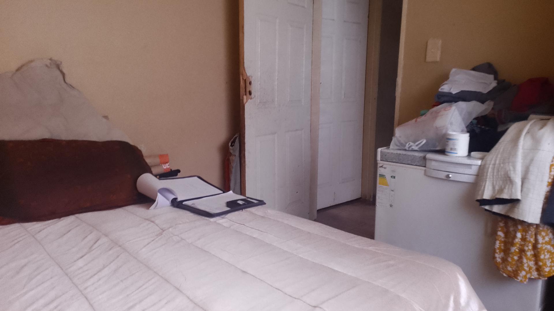 Bed Room 1 of property in Bezuidenhout Valley