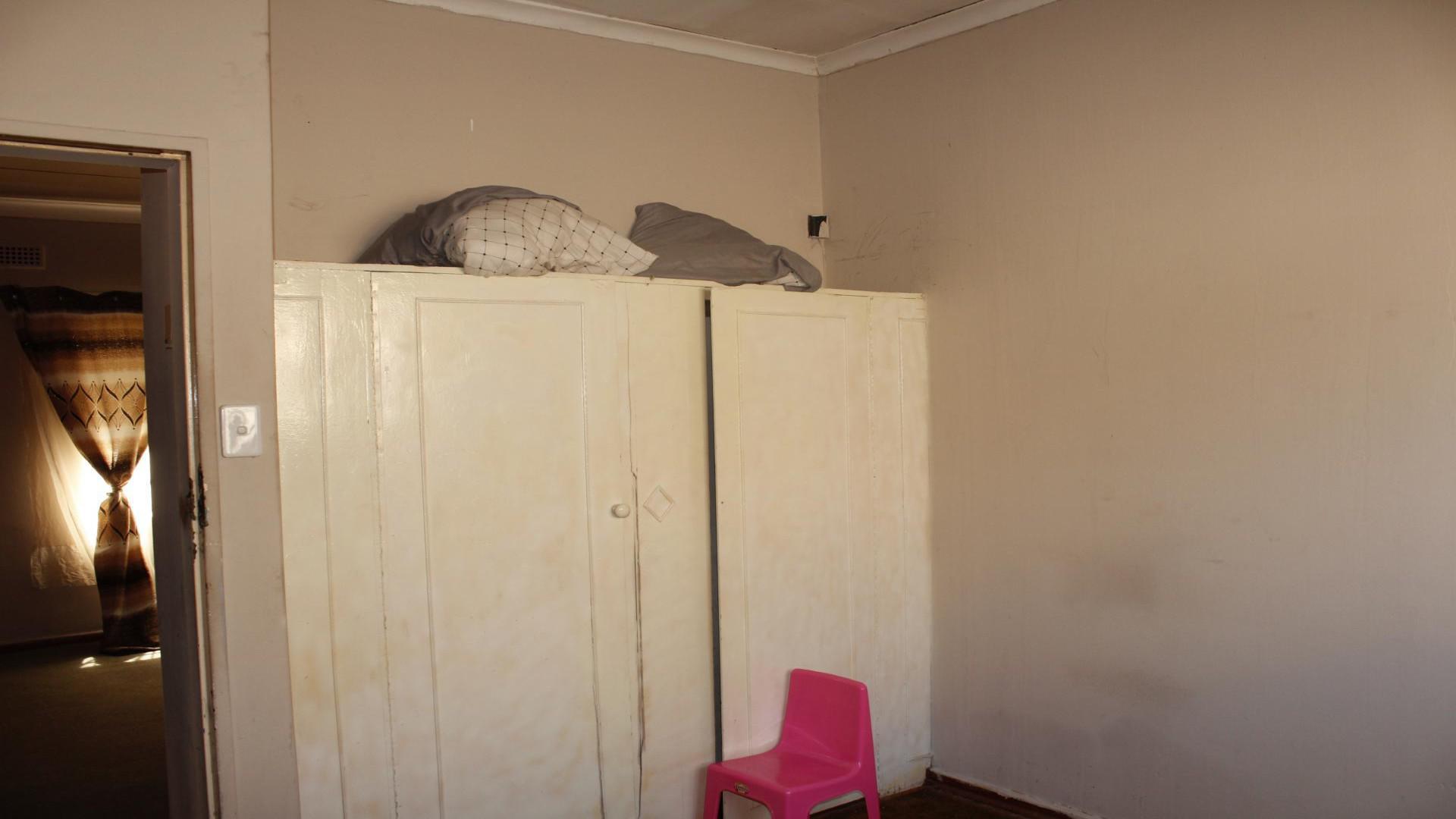 Bed Room 2 of property in Bezuidenhout Valley