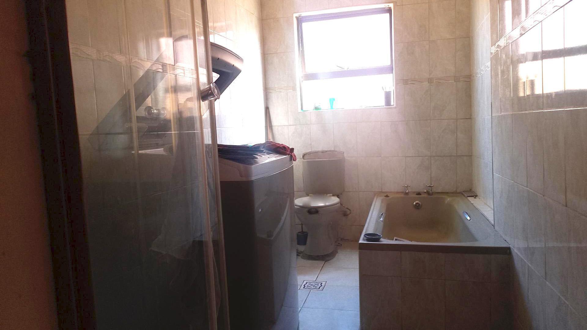 Bathroom 1 of property in Bezuidenhout Valley