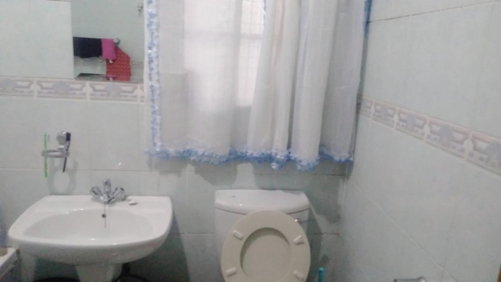 Bathroom 2 of property in Bezuidenhout Valley