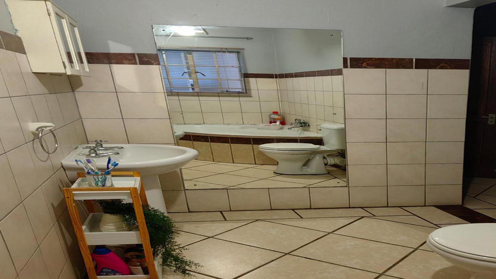 Main Bathroom of property in Makhado (Louis Trichard)