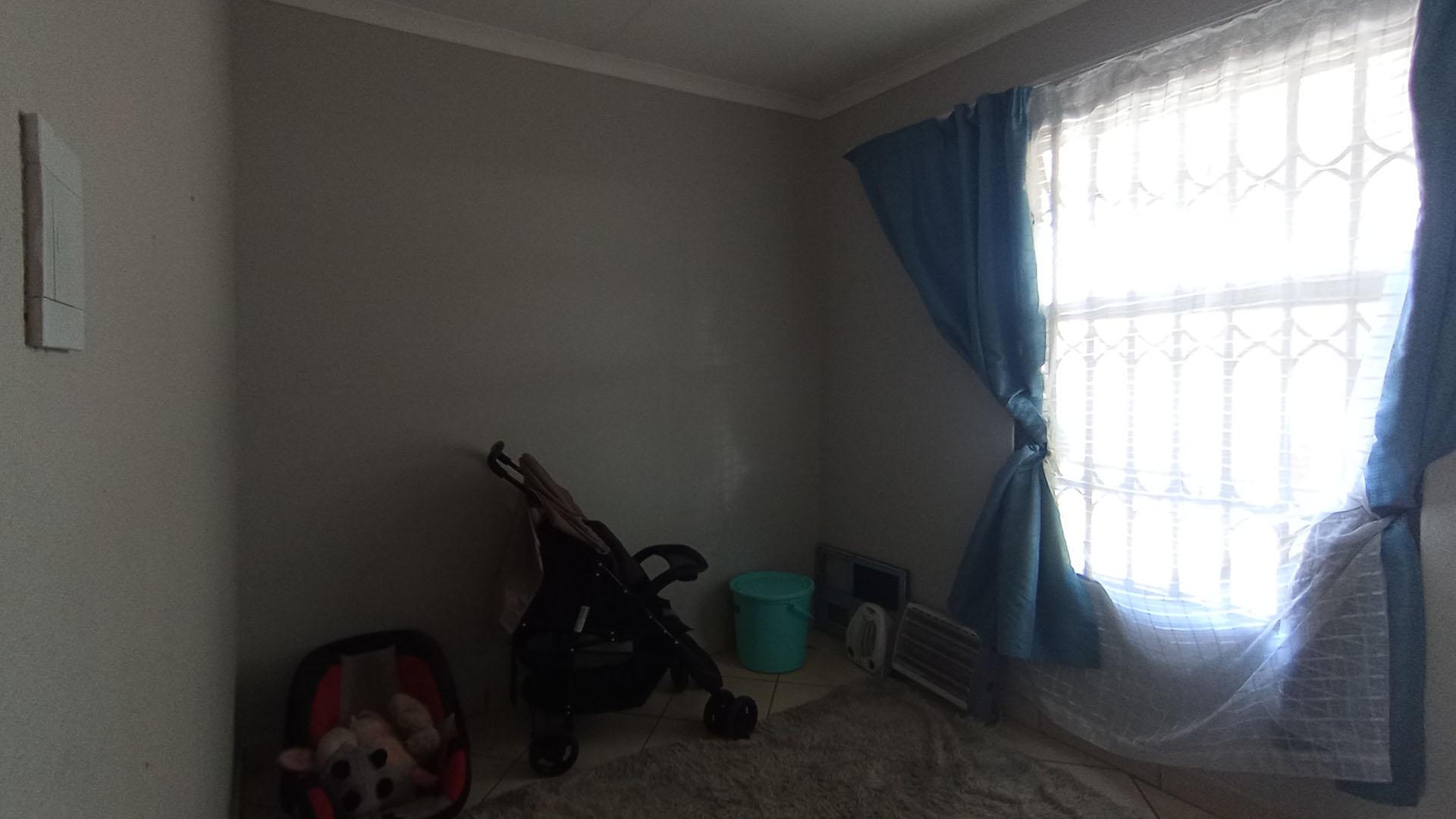 Bed Room 2 - 7 square meters of property in Rosslyn