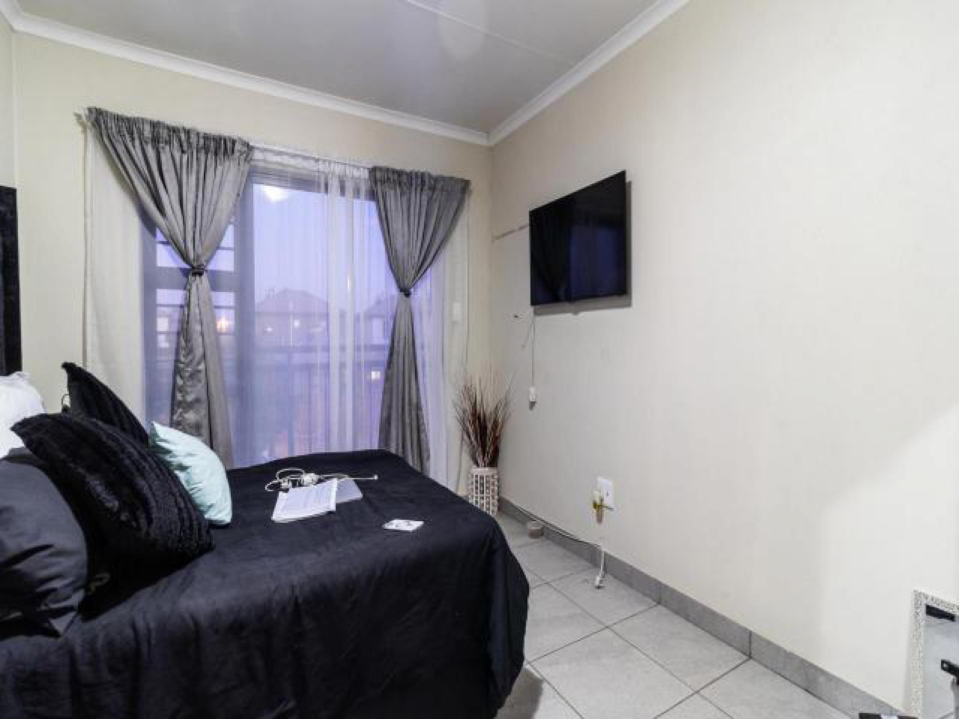 Main Bedroom - 12 square meters of property in Albertsdal