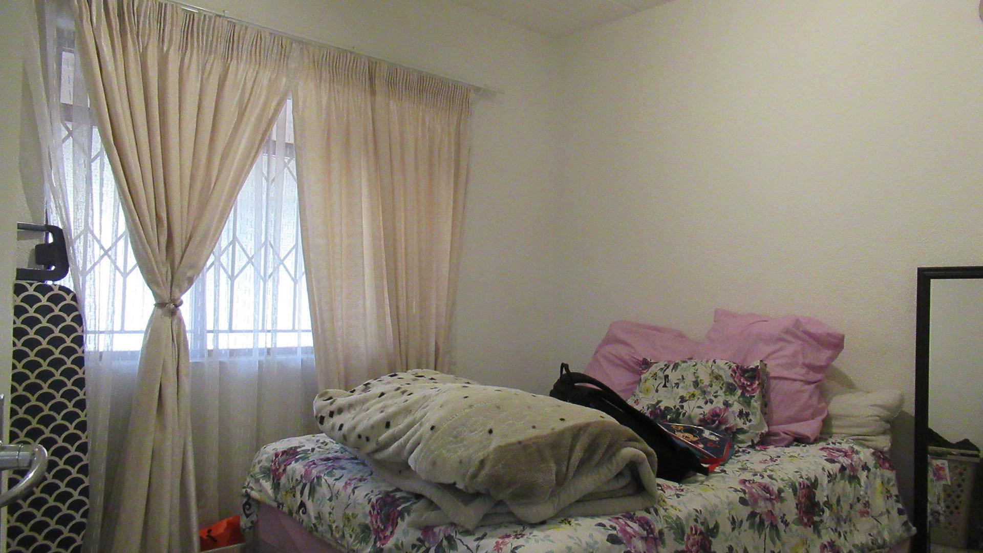 Bed Room 2 - 14 square meters of property in Sundowner