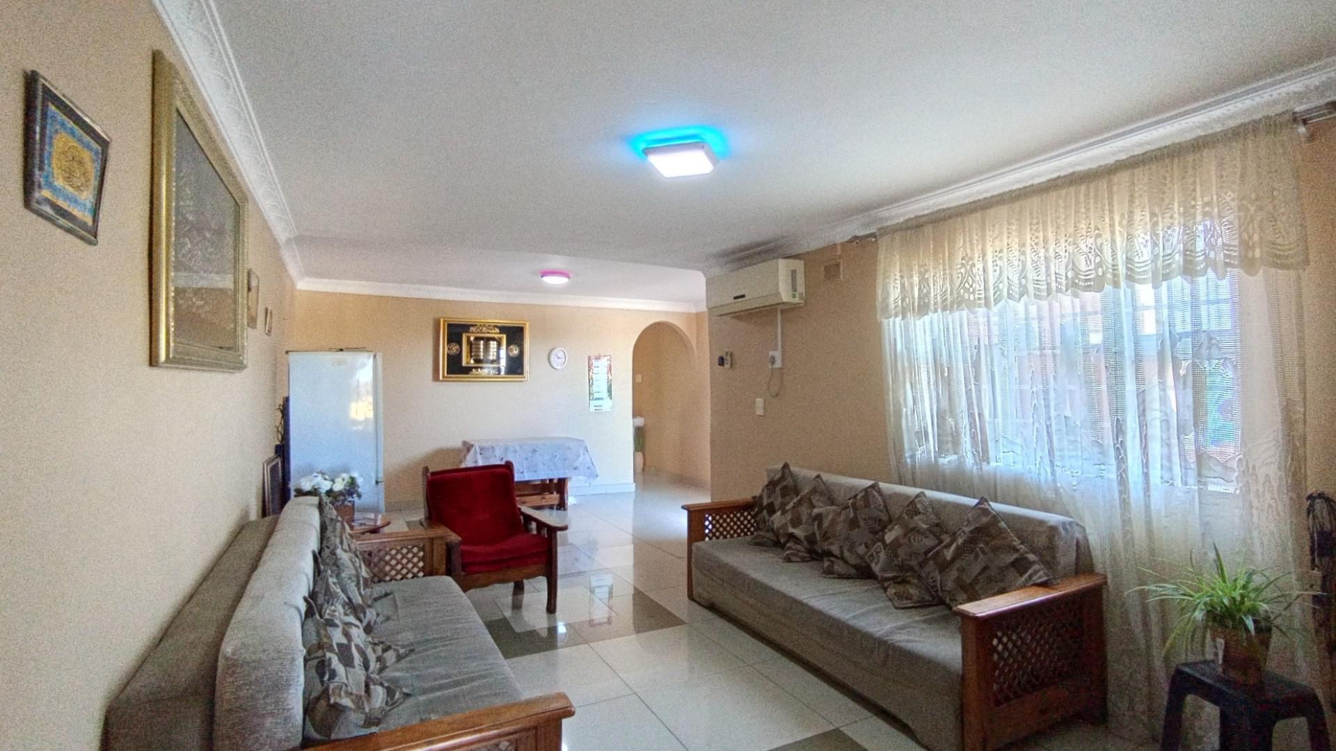 Lounges - 18 square meters of property in Sunford