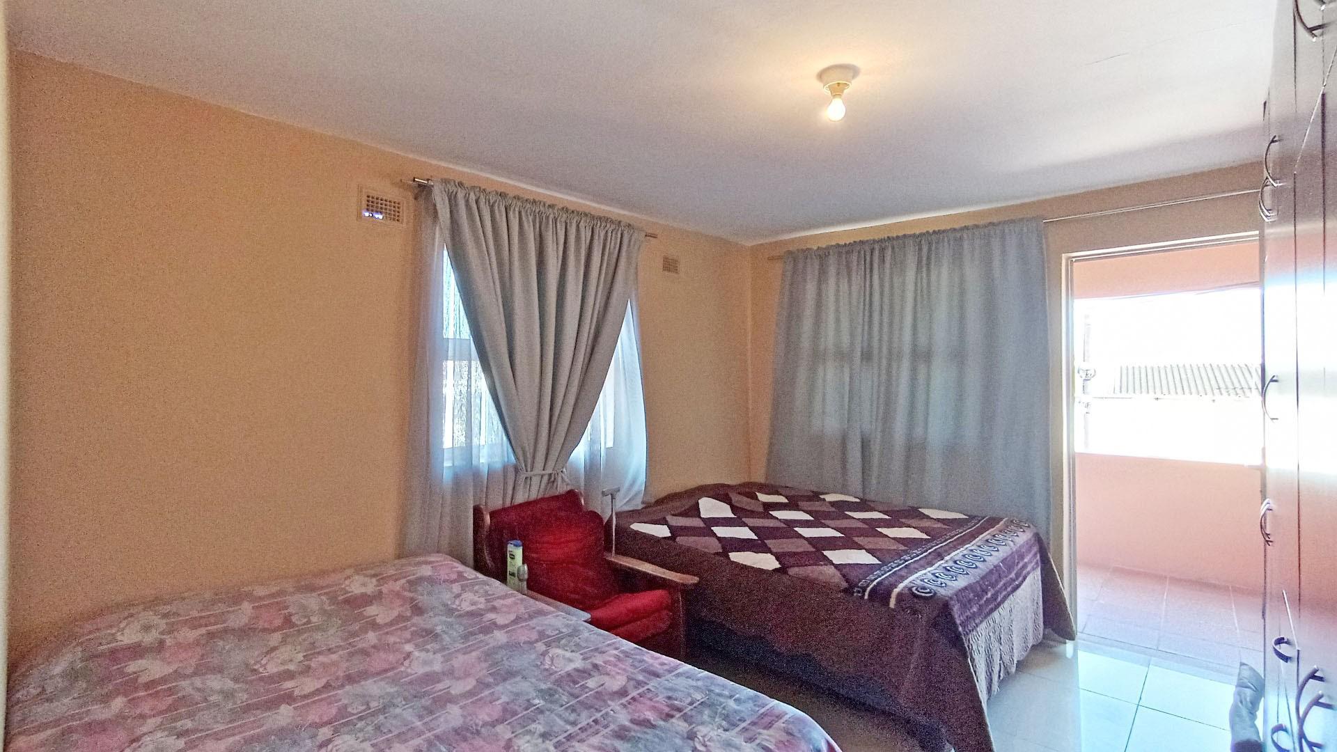 Bed Room 1 - 15 square meters of property in Sunford