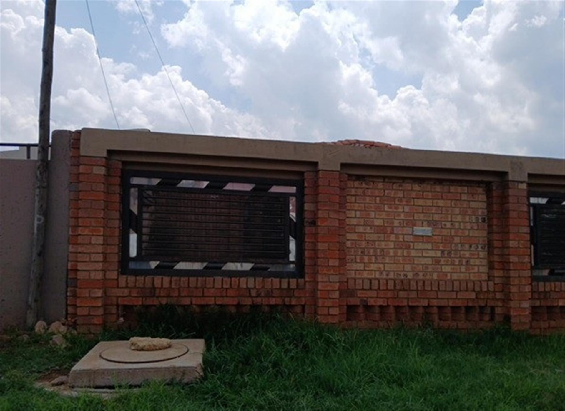 Front View of property in Vosloorus
