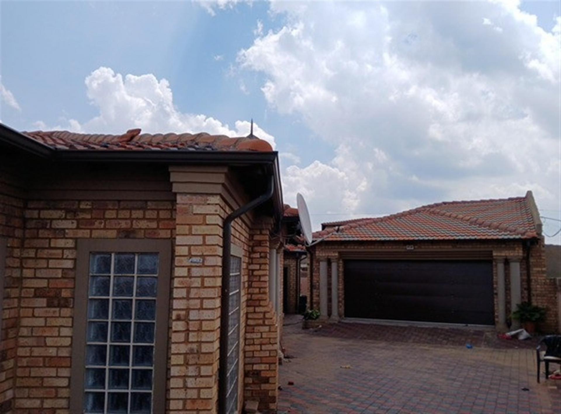 Front View of property in Vosloorus