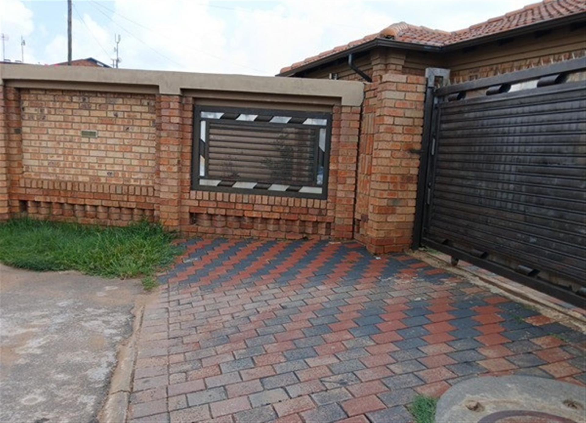 Front View of property in Vosloorus
