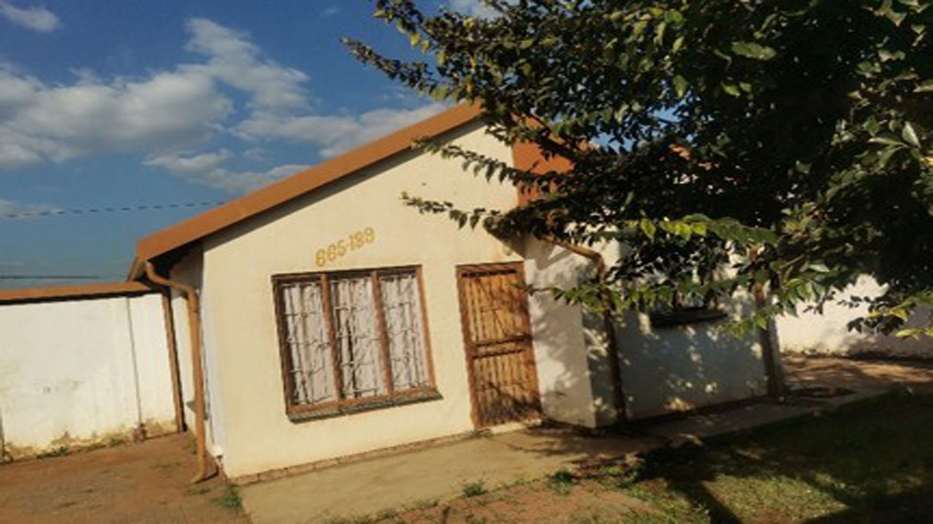 Front View of property in Mahube Valley
