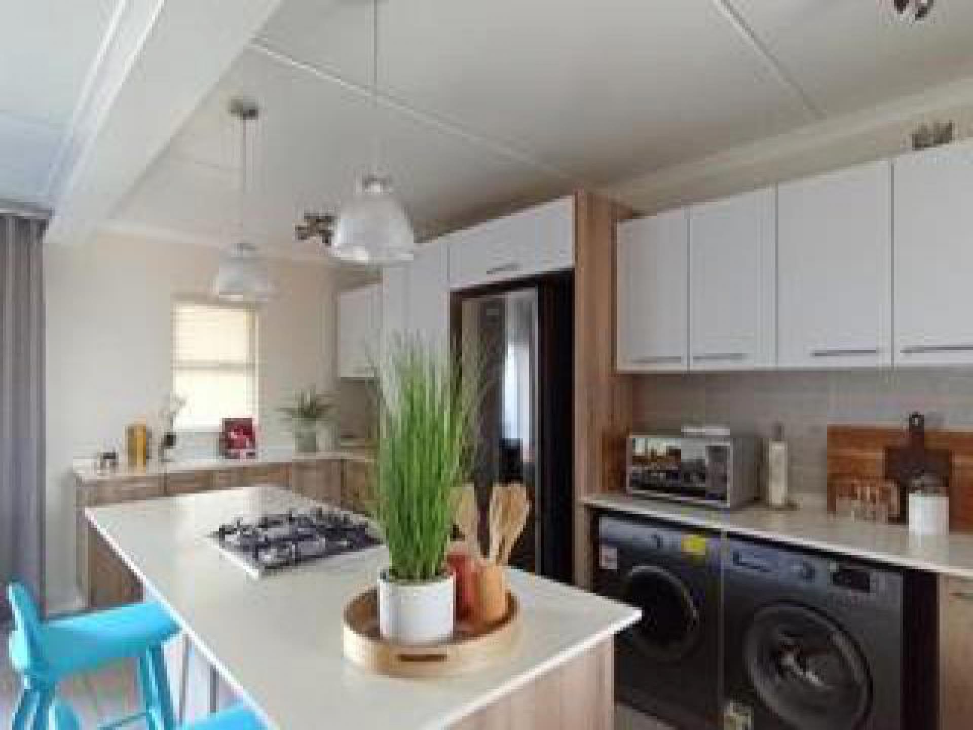 Kitchen - 15 square meters of property in Longlake 