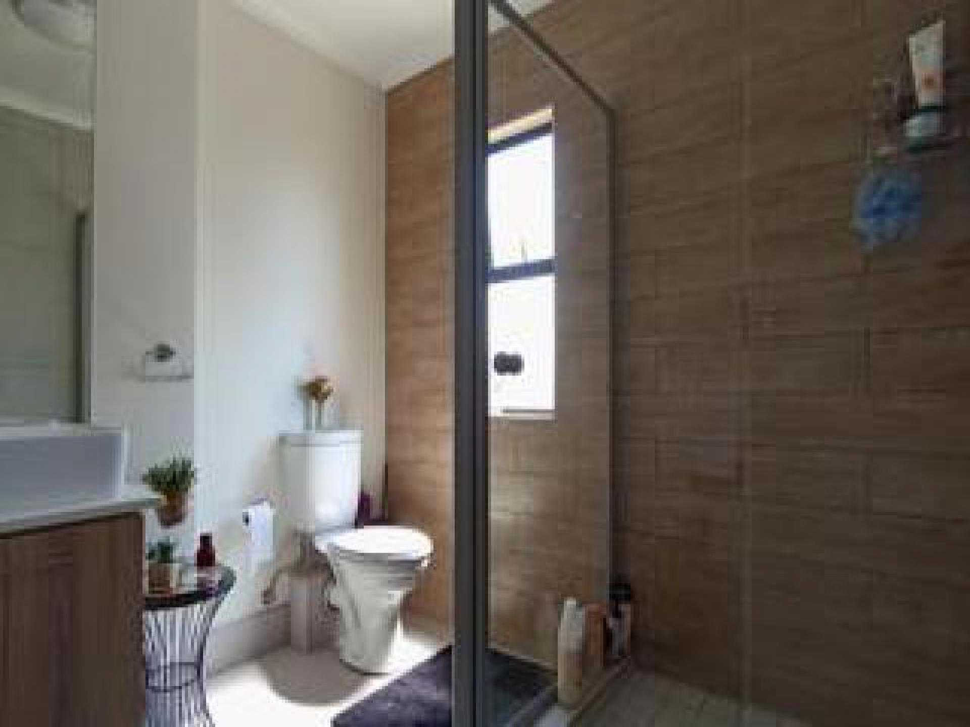 Main Bathroom - 6 square meters of property in Longlake 