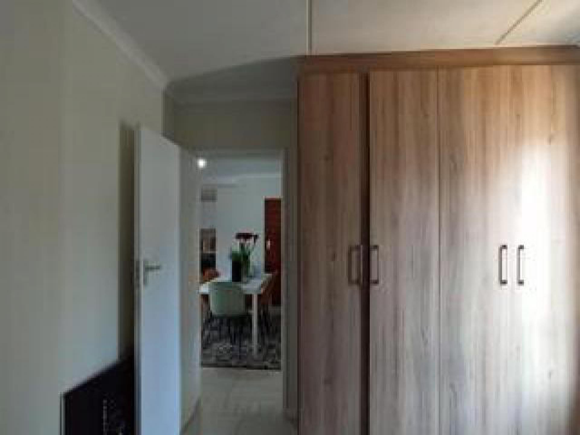 Bed Room 1 - 11 square meters of property in Longlake 