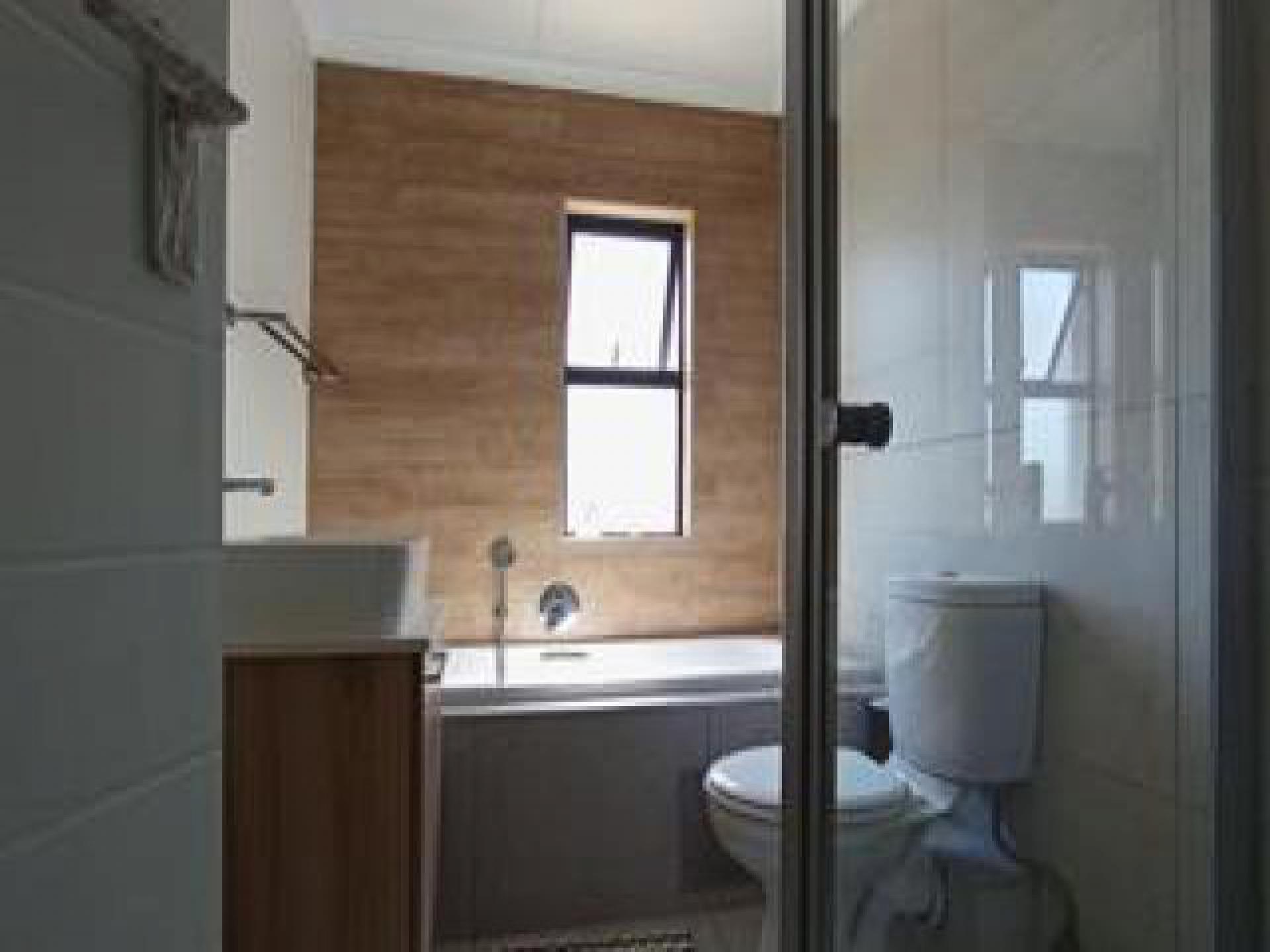 Bathroom 1 - 6 square meters of property in Longlake 