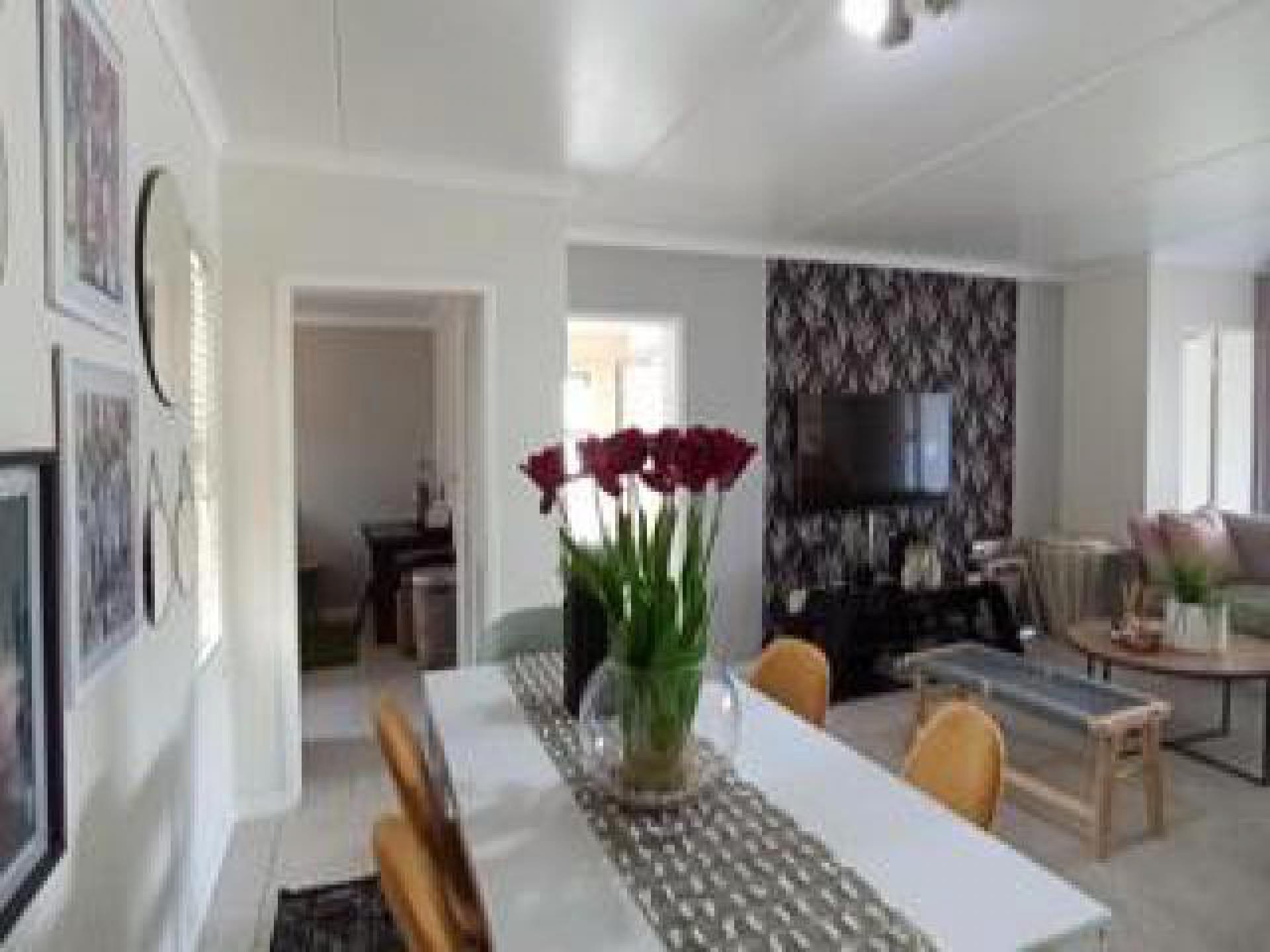 Dining Room - 8 square meters of property in Longlake 