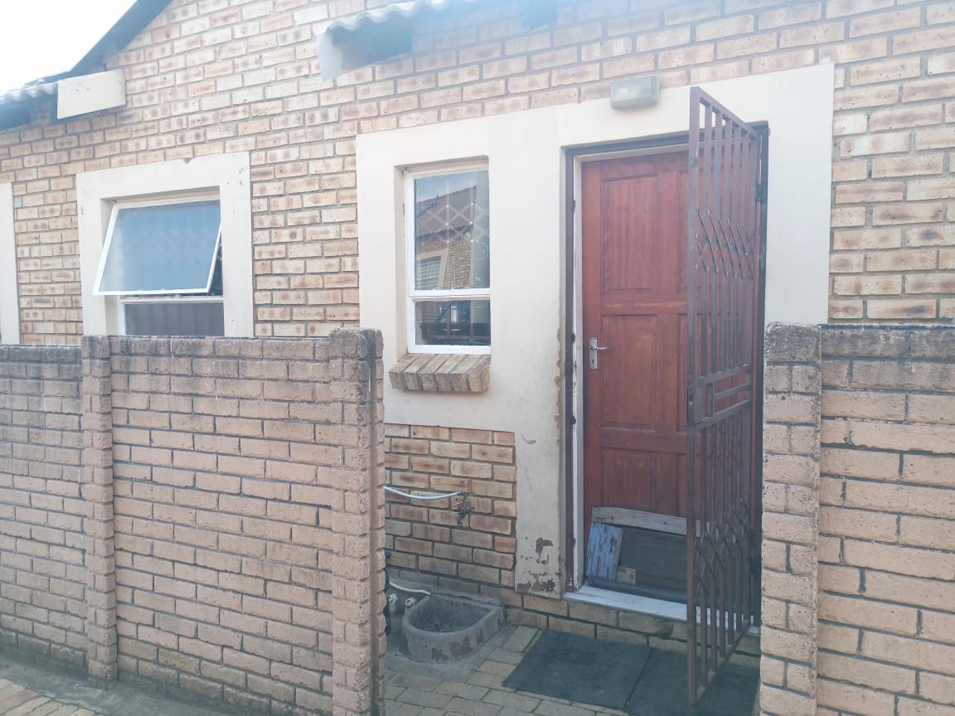 Front View of property in Olievenhoutbos