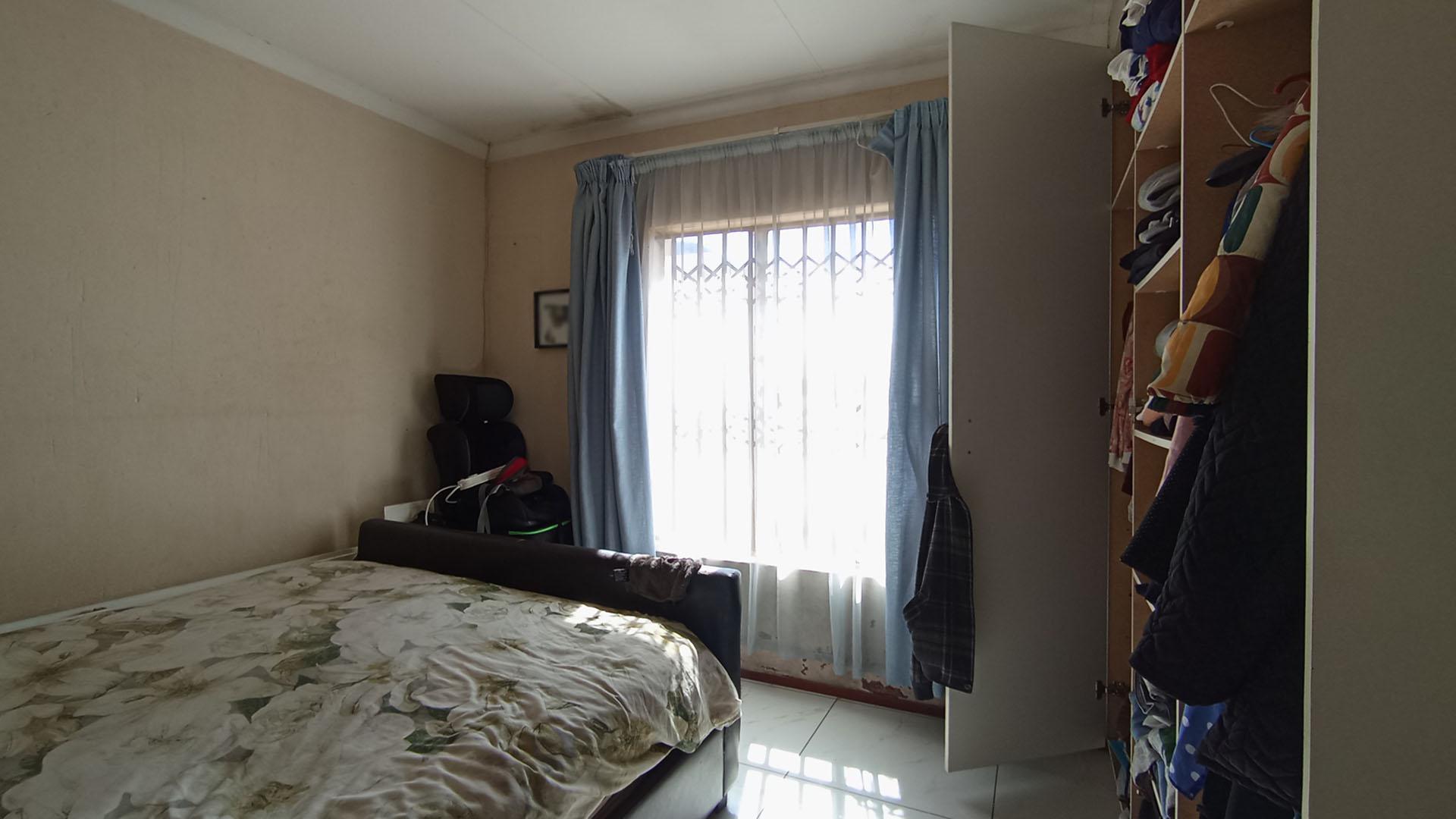 Bed Room 1 - 13 square meters of property in Olievenhoutbos